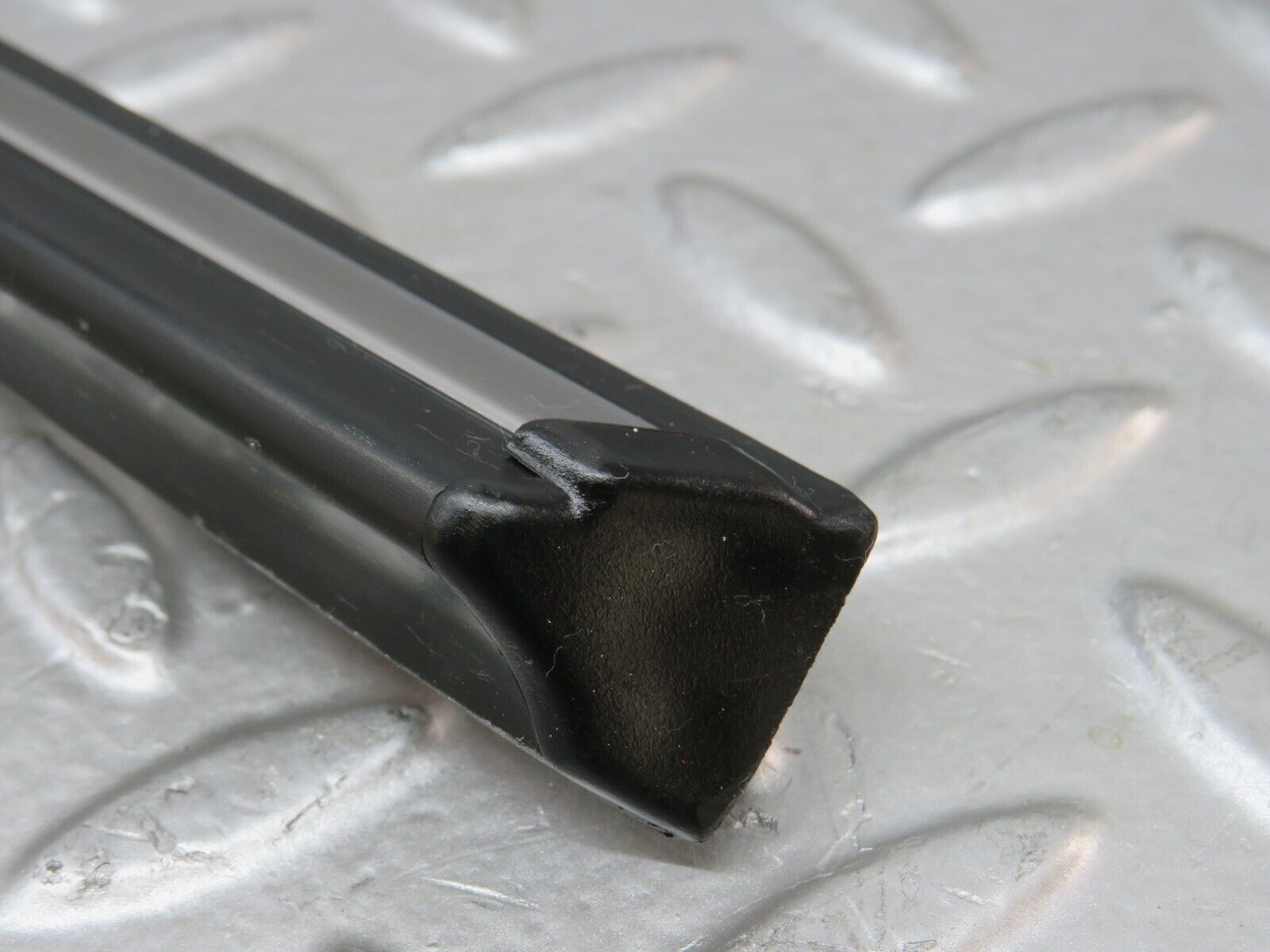 27894 Mercedes-Benz W123 280E Front Right Door Centre Moulding Trim