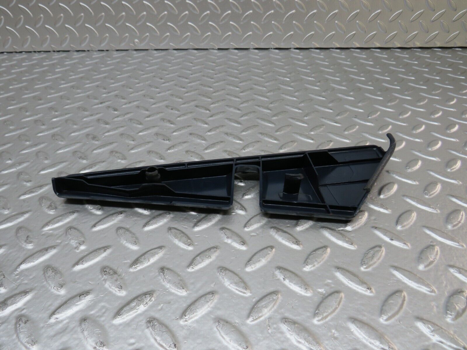 25333 Mercedes-Benz W201 190D Front Right Seat Cover 1249190220