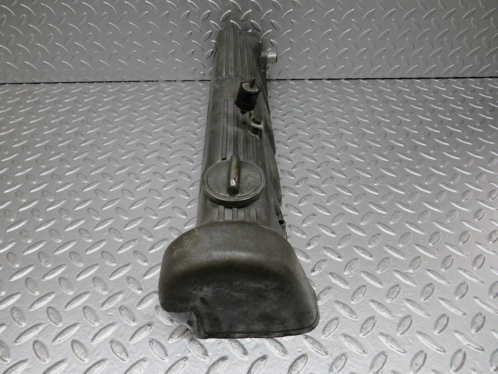 34536 Mercedes-Benz C126 380SEC Cylinder Head Valve Cover Right 1170160105