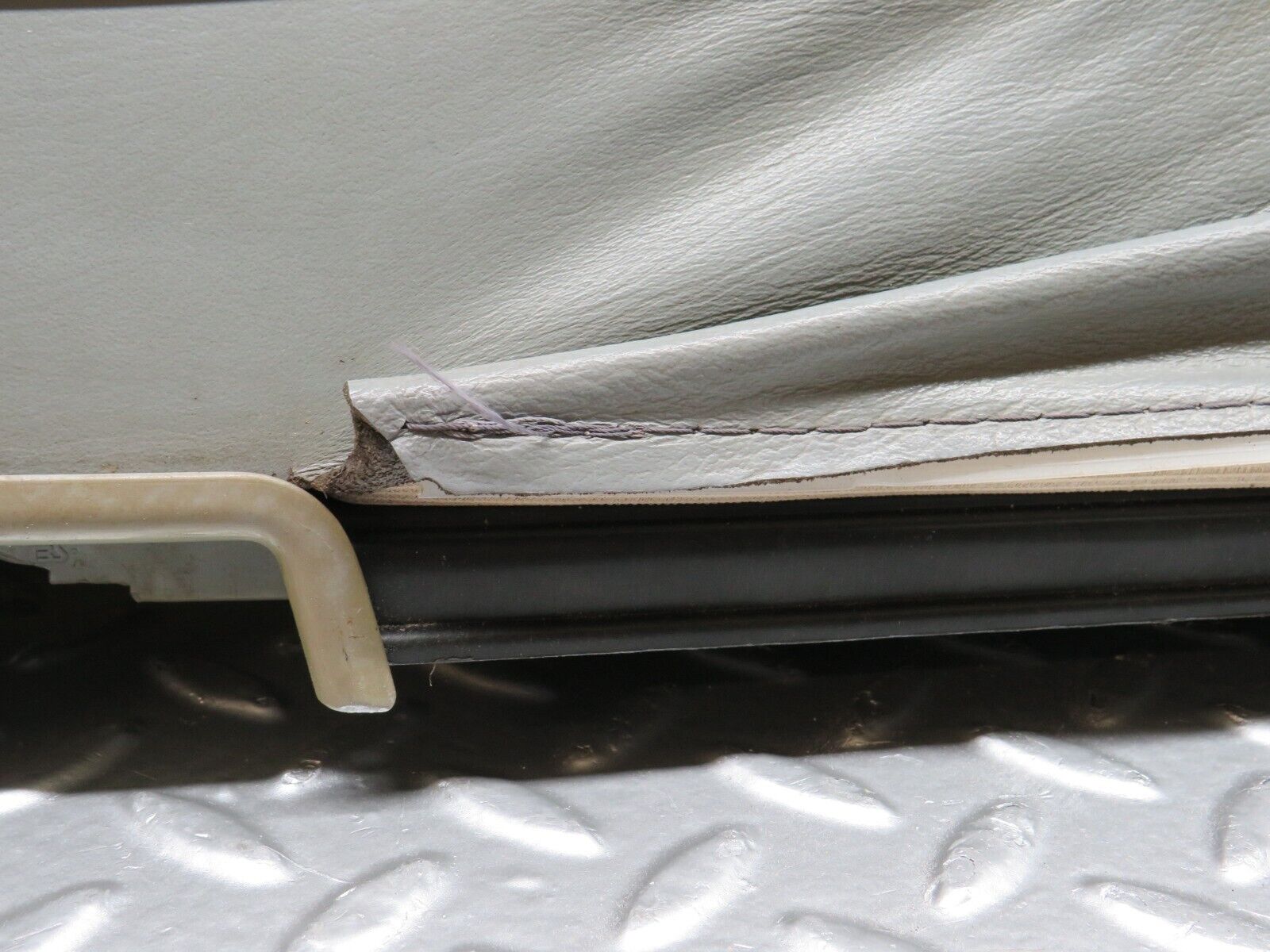 31500 Mercedes-Benz S124 220TE Wagon Third Seat Bench 1249300194