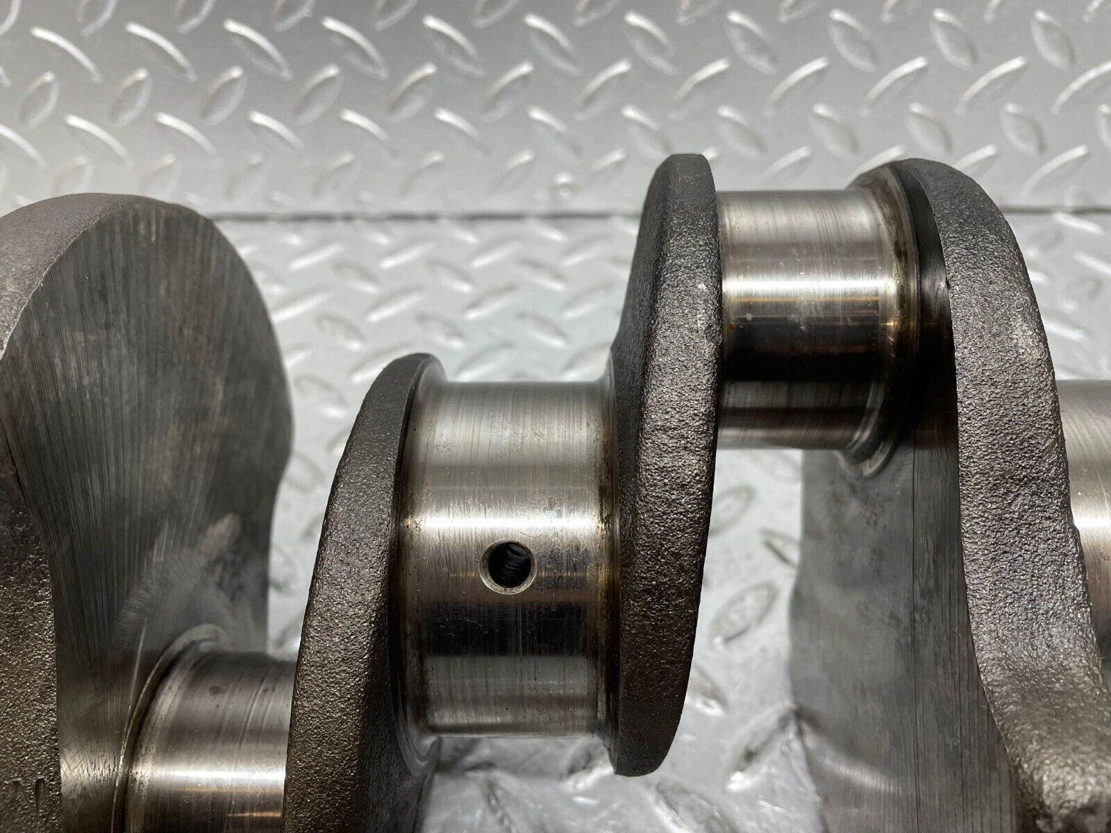 0349 Mercedes-Benz W123 220D Crankshaft  61504