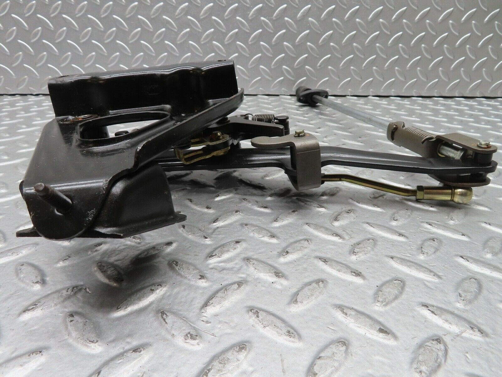 21573 Mercedes-Benz W126 300SE Handbrake Regulator