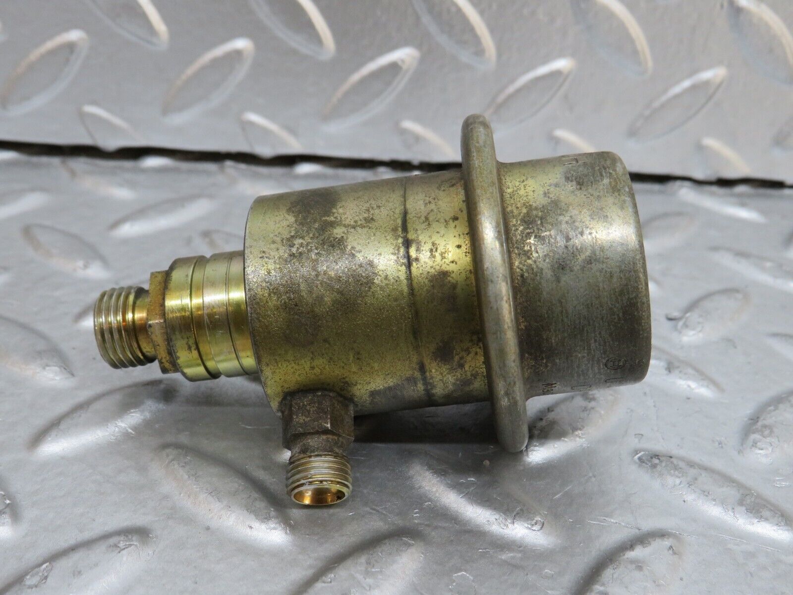 29450 Mercedes-Benz W124 230E Bosch Fuel Pressure Regulator 0438161001