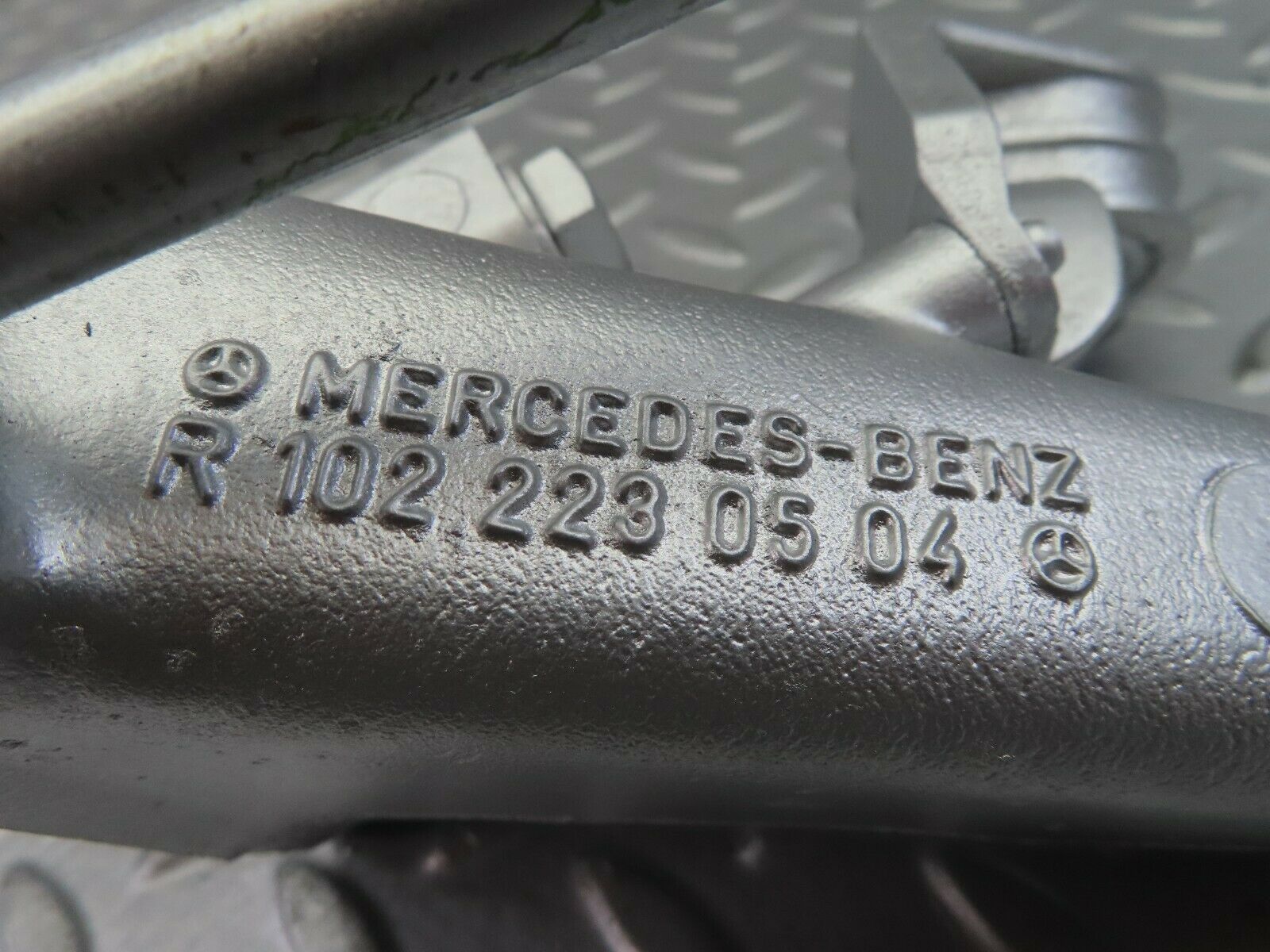 7752 Mercedes-Benz S123 230TE Wagon Engine Mount Bracket Left Side 1022230504