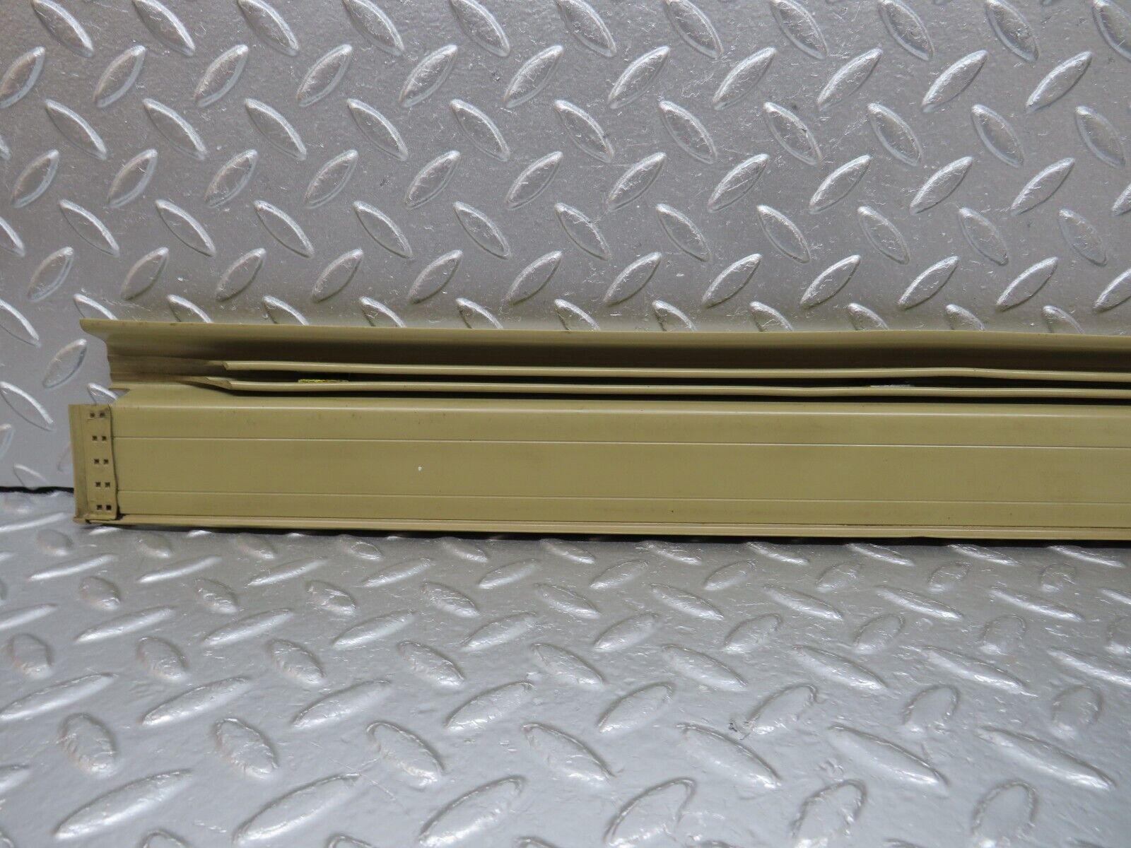 33983 Mercedes-Benz W124 260E Front Left Door Sill Beige