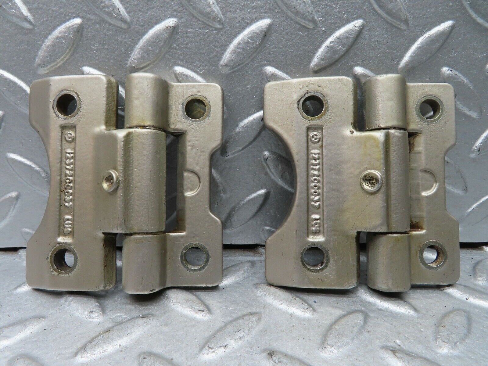 21537 Mercedes-Benz W126 300SE Door Hinges Pair 1237200037