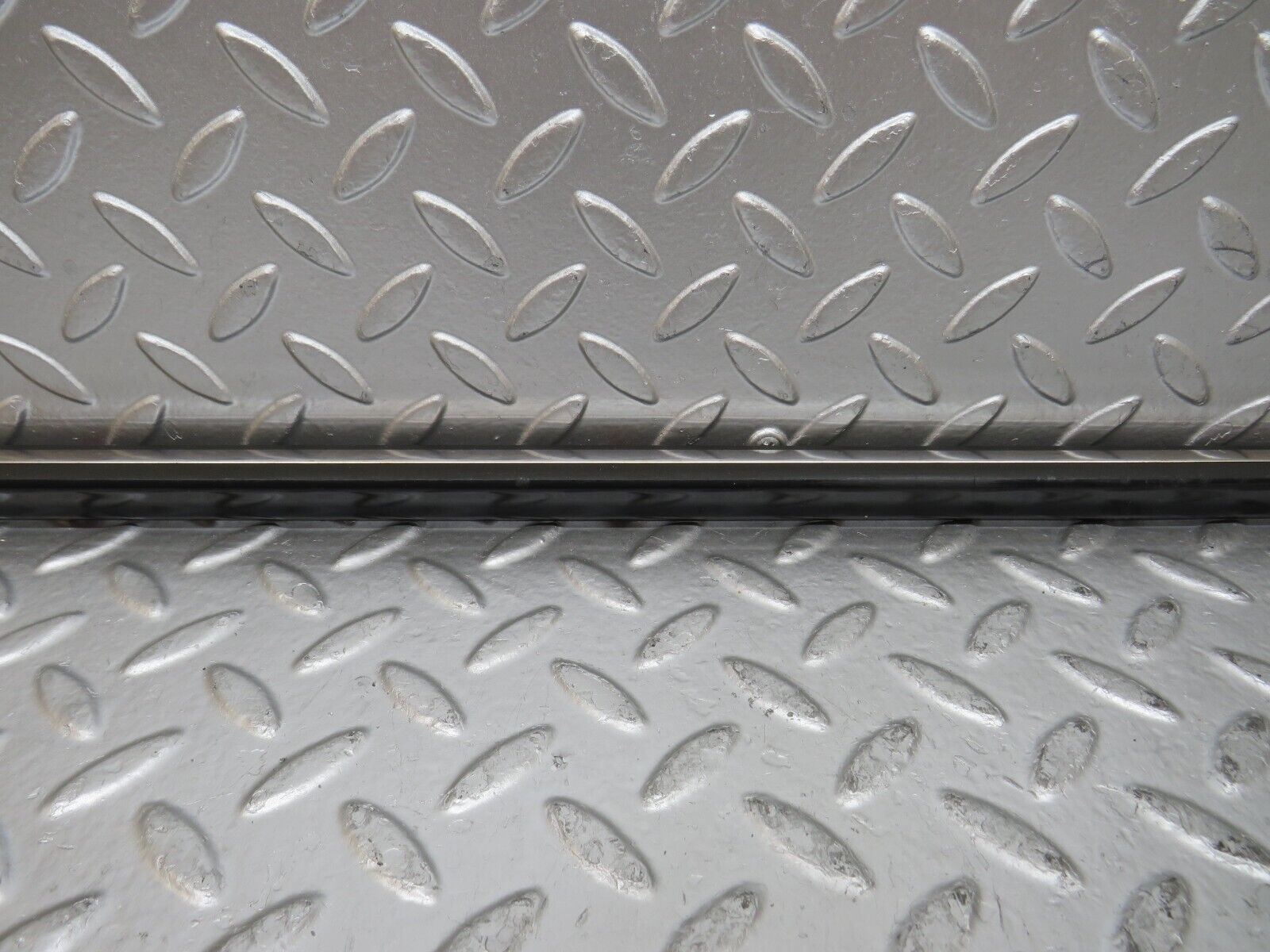 27111 Mercedes-Benz W123 280E Front Left Door Centre Moulding Trim