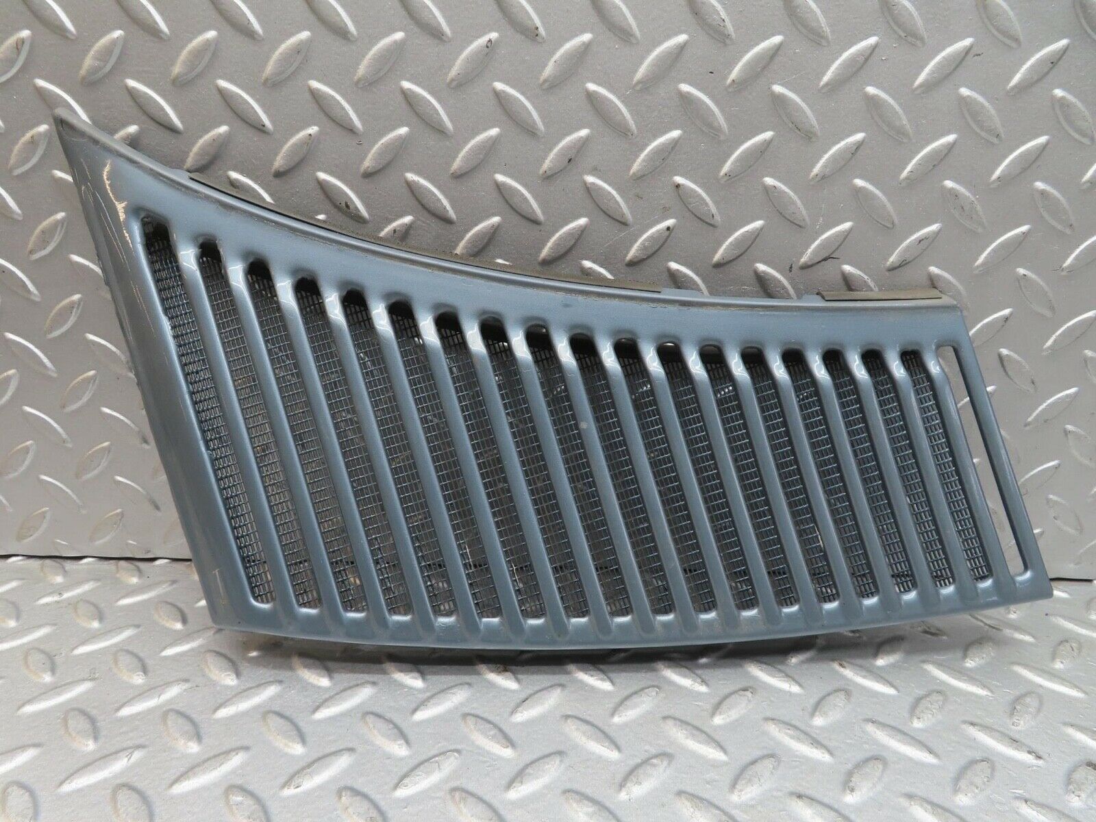 13919 Mercedes-Benz C107 280SLC Air Intake Grill Right Side
