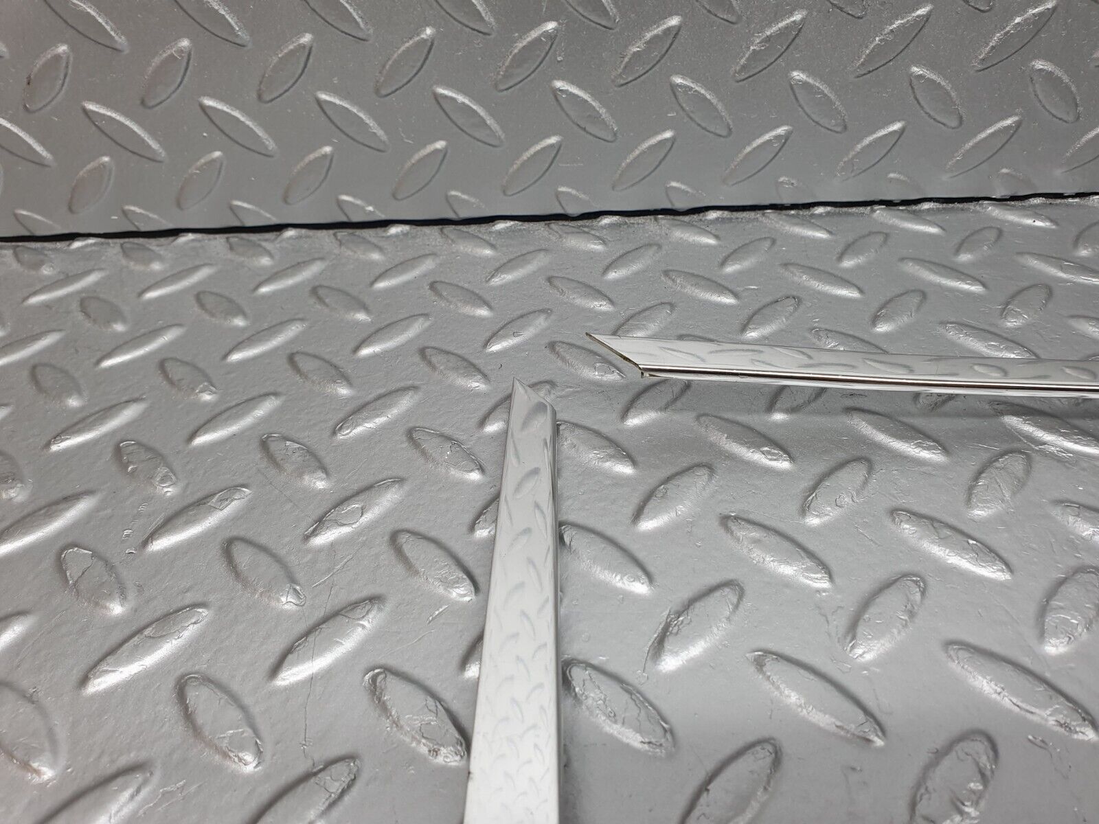 40776 Mercedes-Benz W123 300D Front Right Door Window Chrome Frame