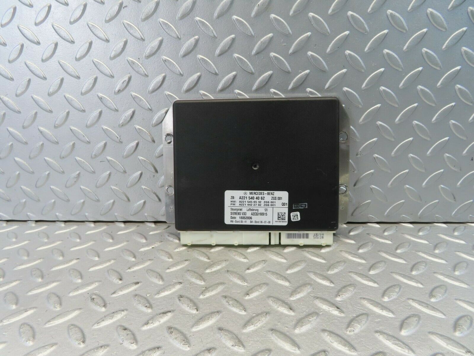 11127 Mercedes-Benz W221 S320 Air Suspension Control Module 2215404062