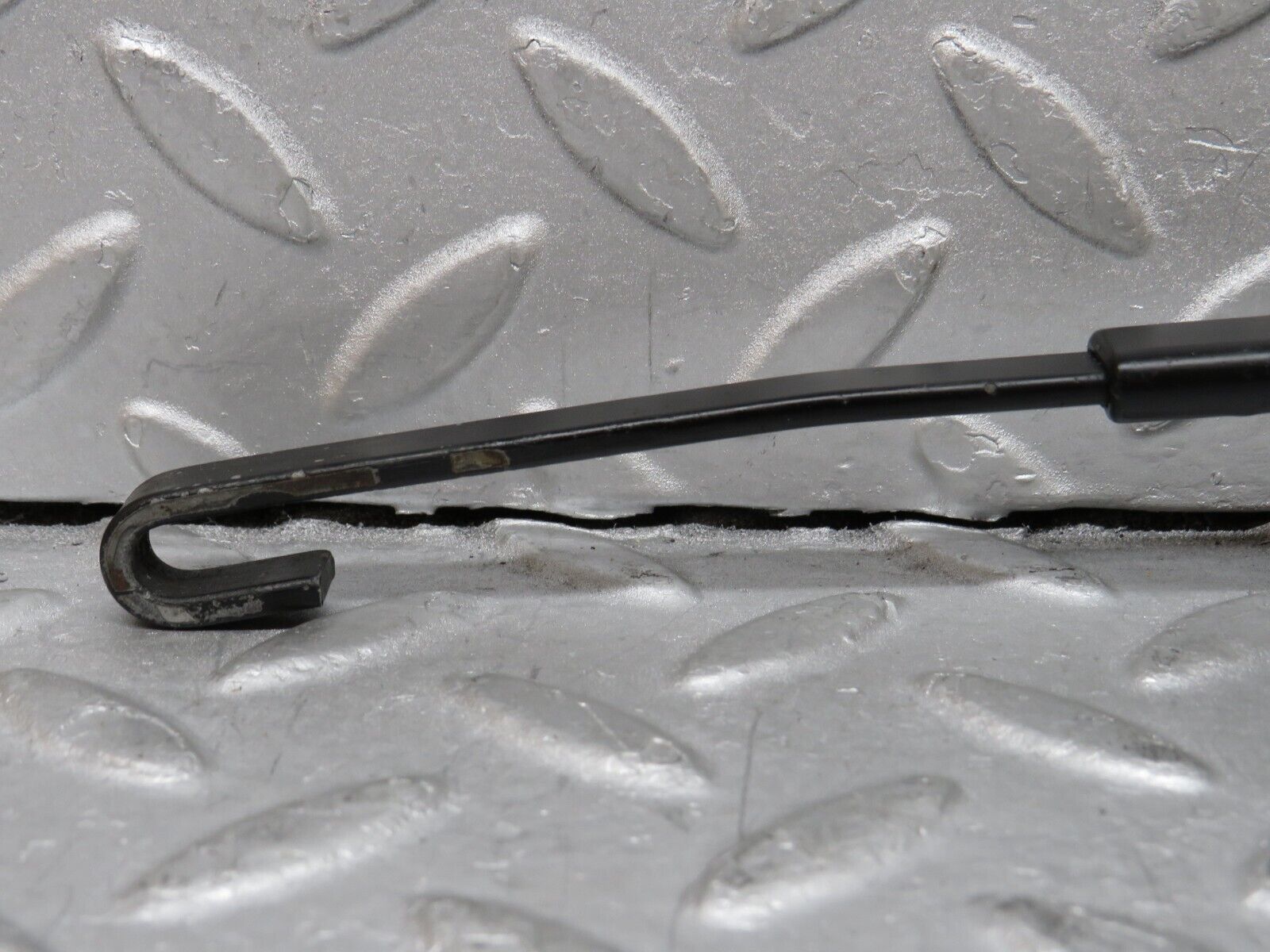 37866 Mercedes-Benz A124 320E Cabriolet Wiper Arm Bosch