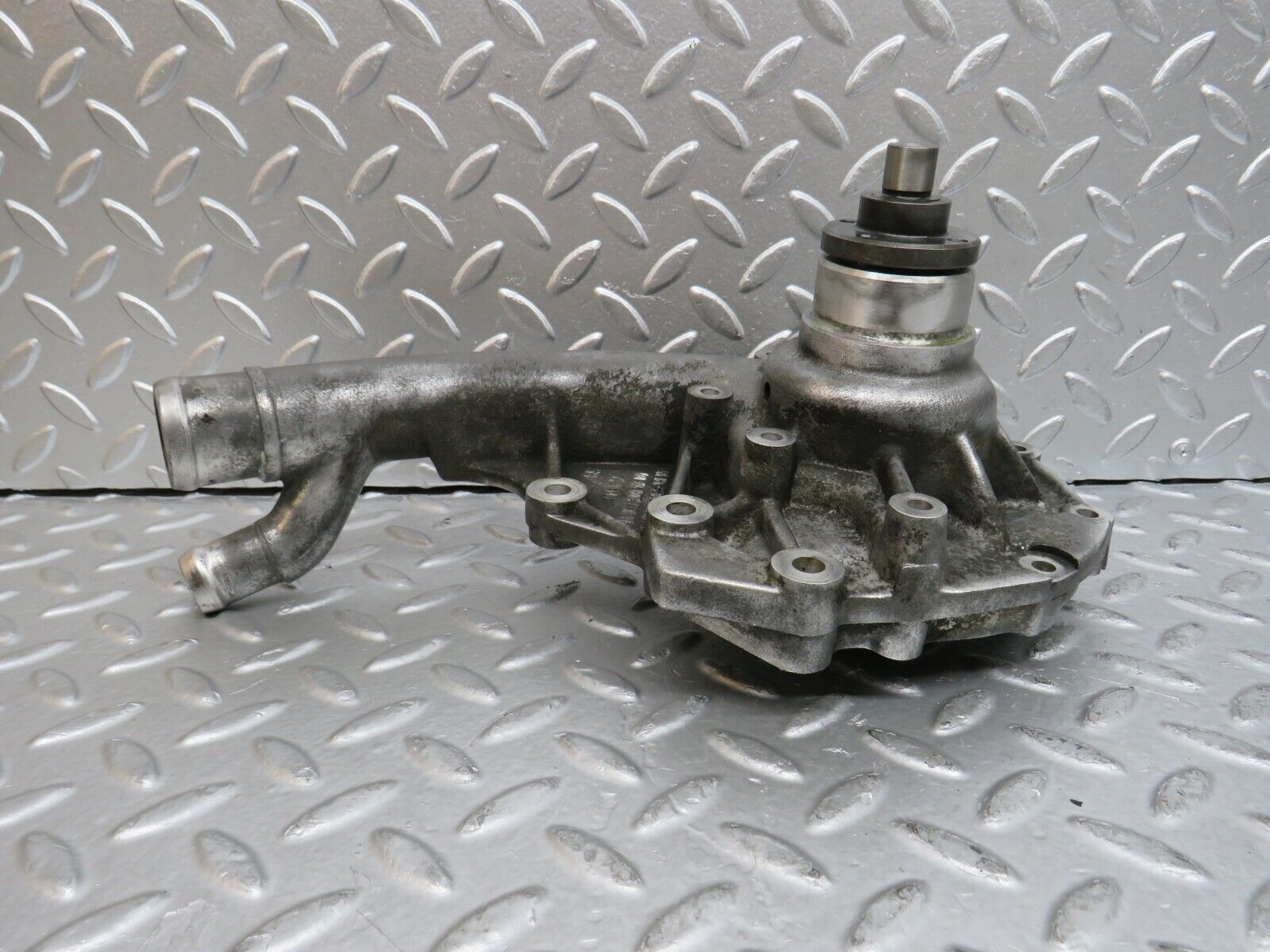 29508 Mercedes-Benz W124 230E Water Pump 1022011701