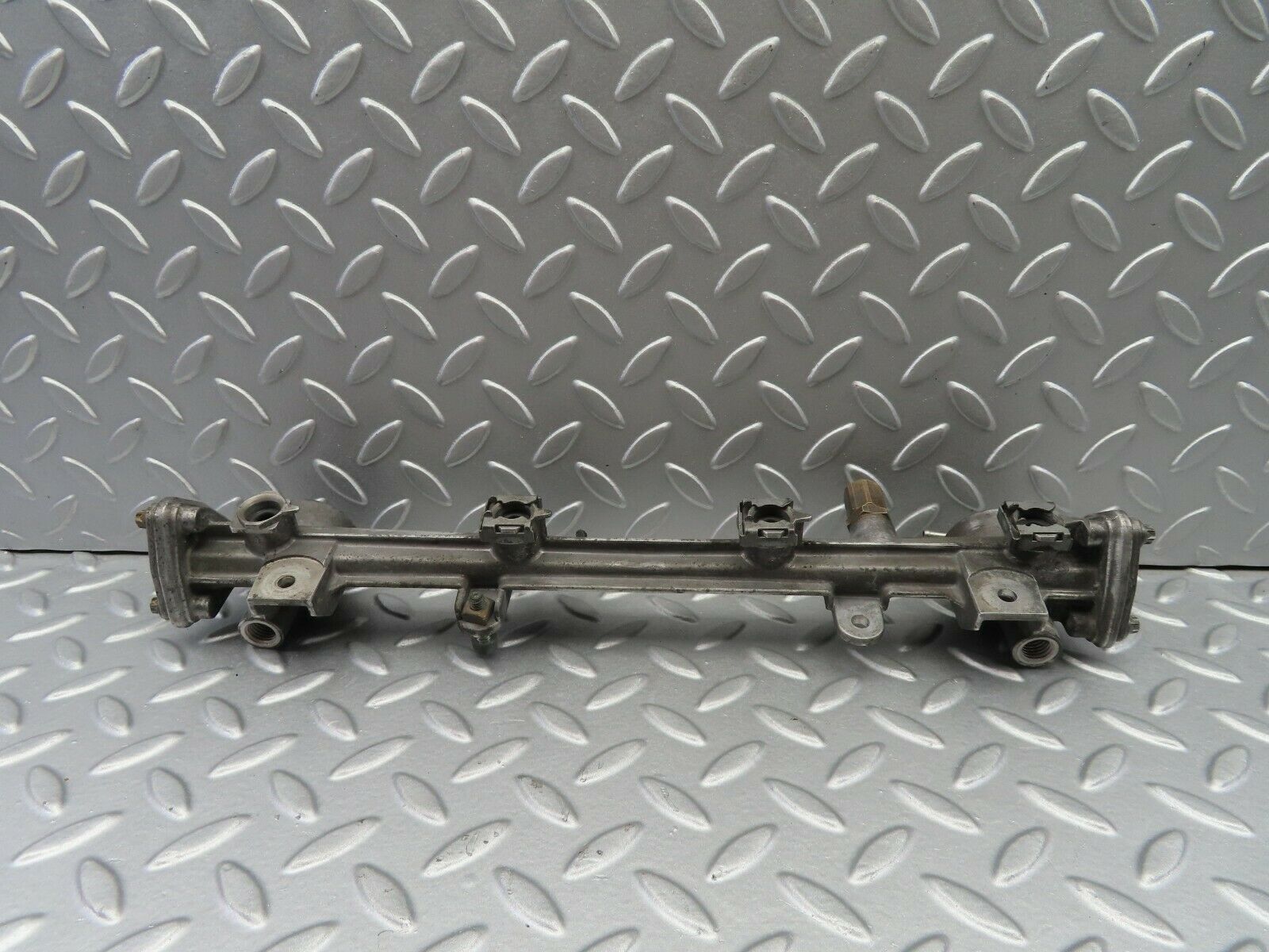 6784 Mercedes-Benz S124 E220 Wagon Fuel Injector Rail 1110780745