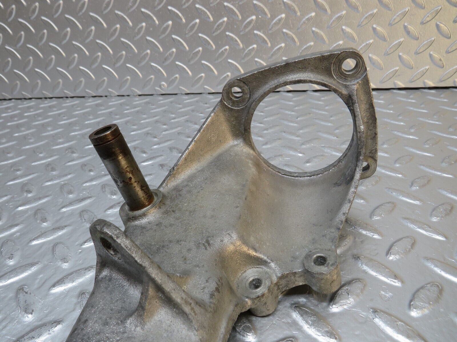 32263 Mercedes-Benz C107 350SLC Coupe Coupe Brake Pedal Bracket 1072940901