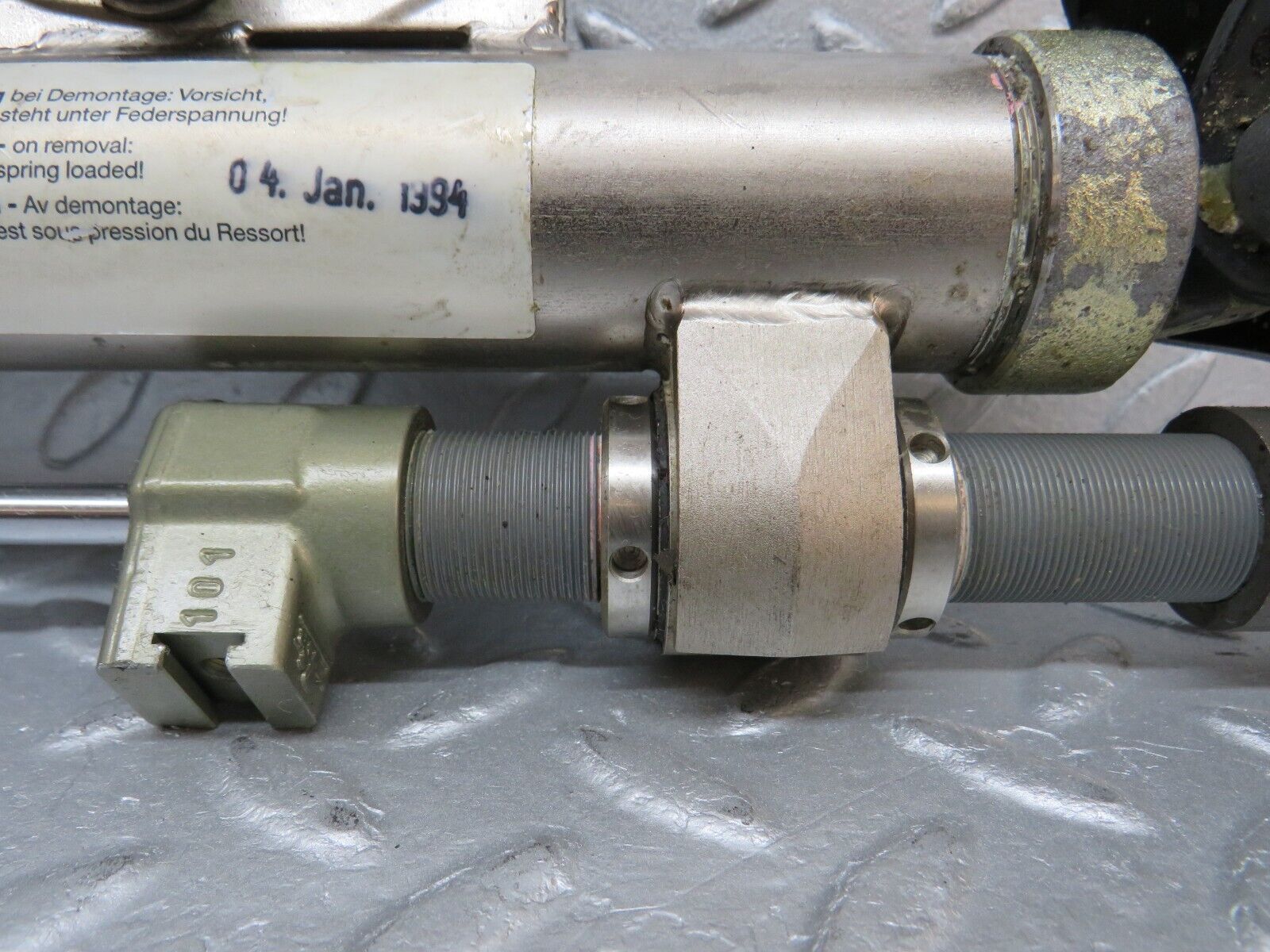 38501 Mercedes-Benz R129 280SL Coupe Roll Bar Hydraulic Cylinder Right 1298600435