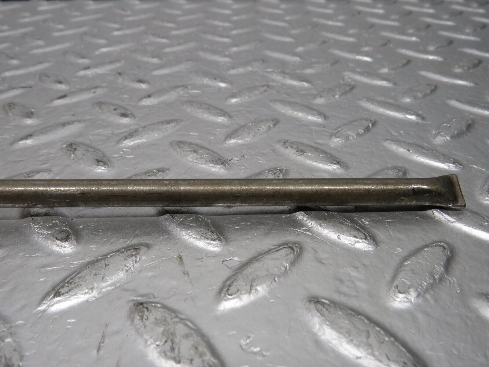 31076 Mercedes-Benz W123 200D Camshaft Oil Tube