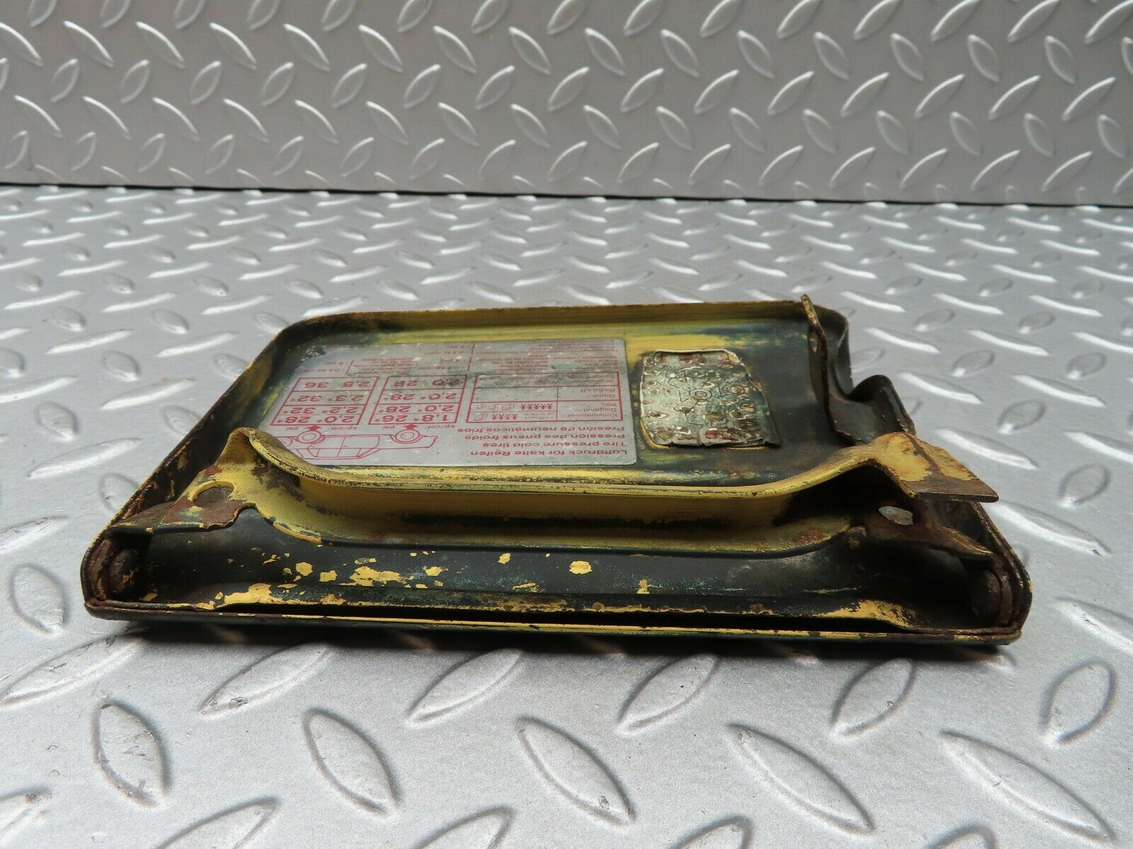 4626 Mercedes-Benz W114 280CE Coupe Fuel Tank Flap Cap 1145840639