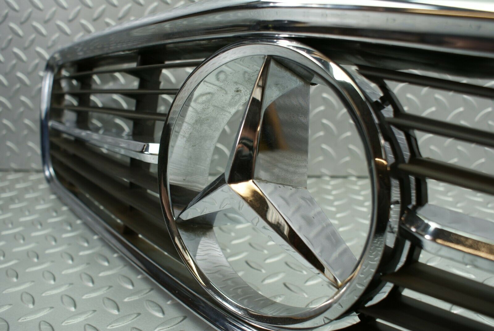 2711 Mercedes-Benz C107 350SLC Coupe Coupe Bonnet Grill Chrome