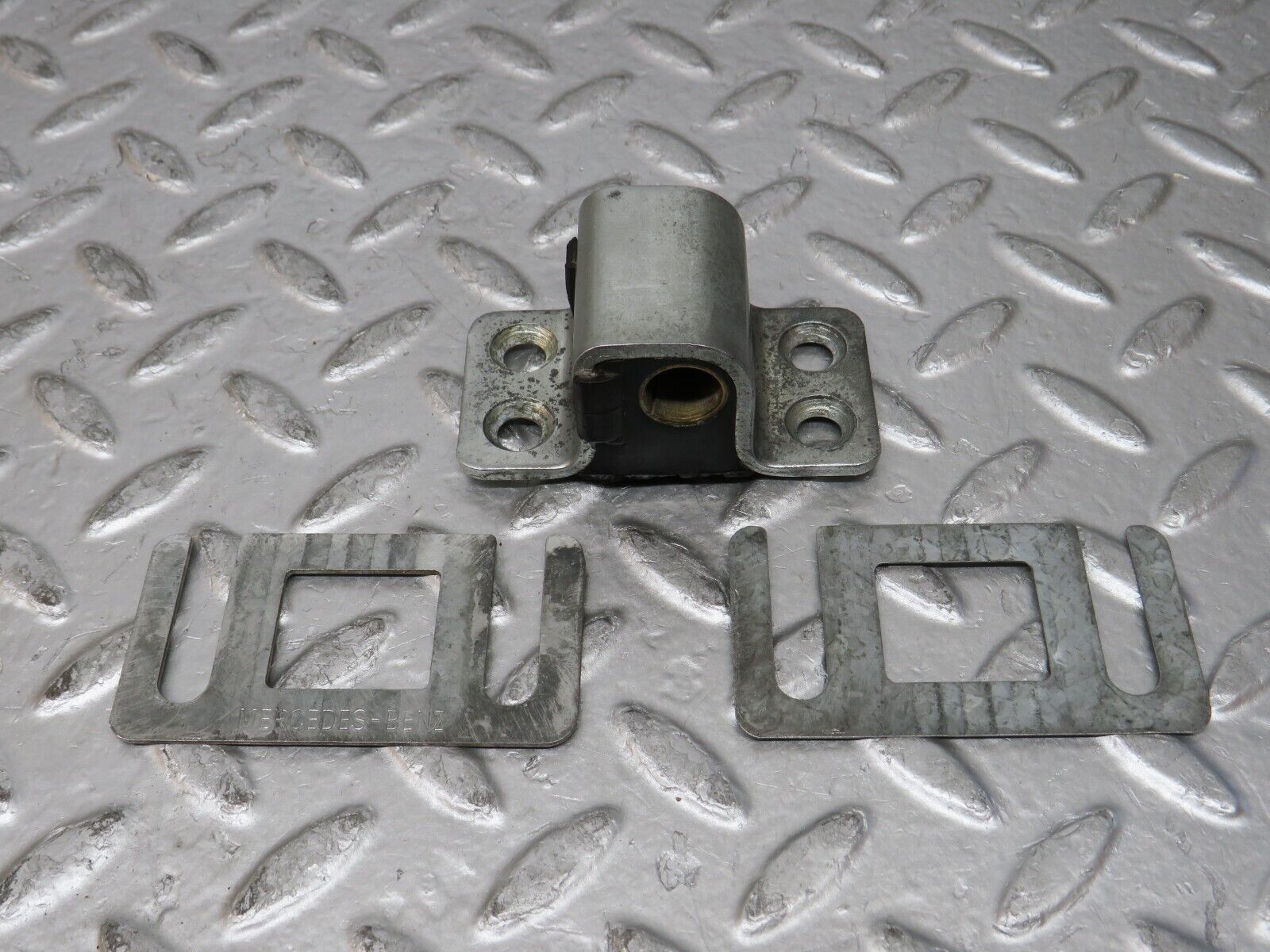 26806 Mercedes-Benz W123 240D Door Lock Latch Front Left Side