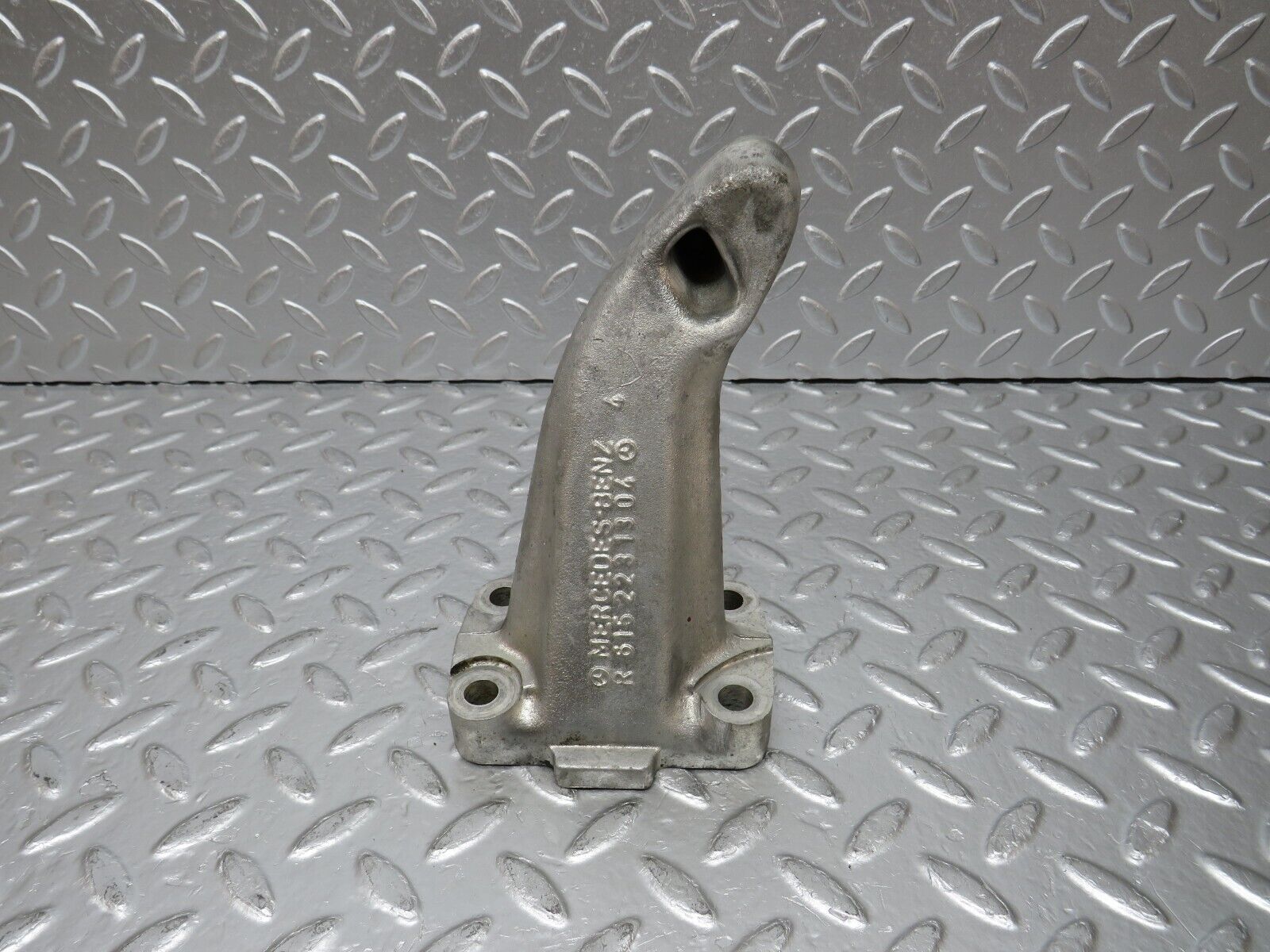 31046 Mercedes-Benz W123 200D Engine Mount Bracket Left Side 6152231304