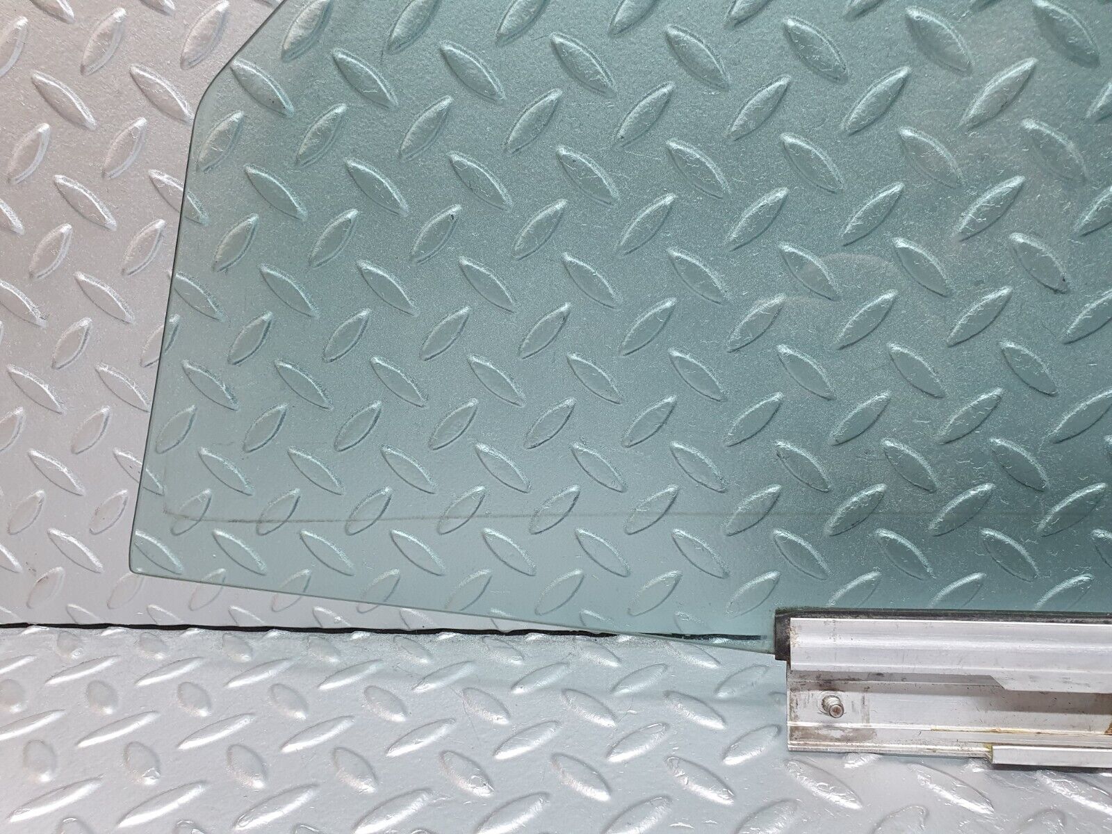 41409 Mercedes-Benz W124 200E Front Right Door Window Glass