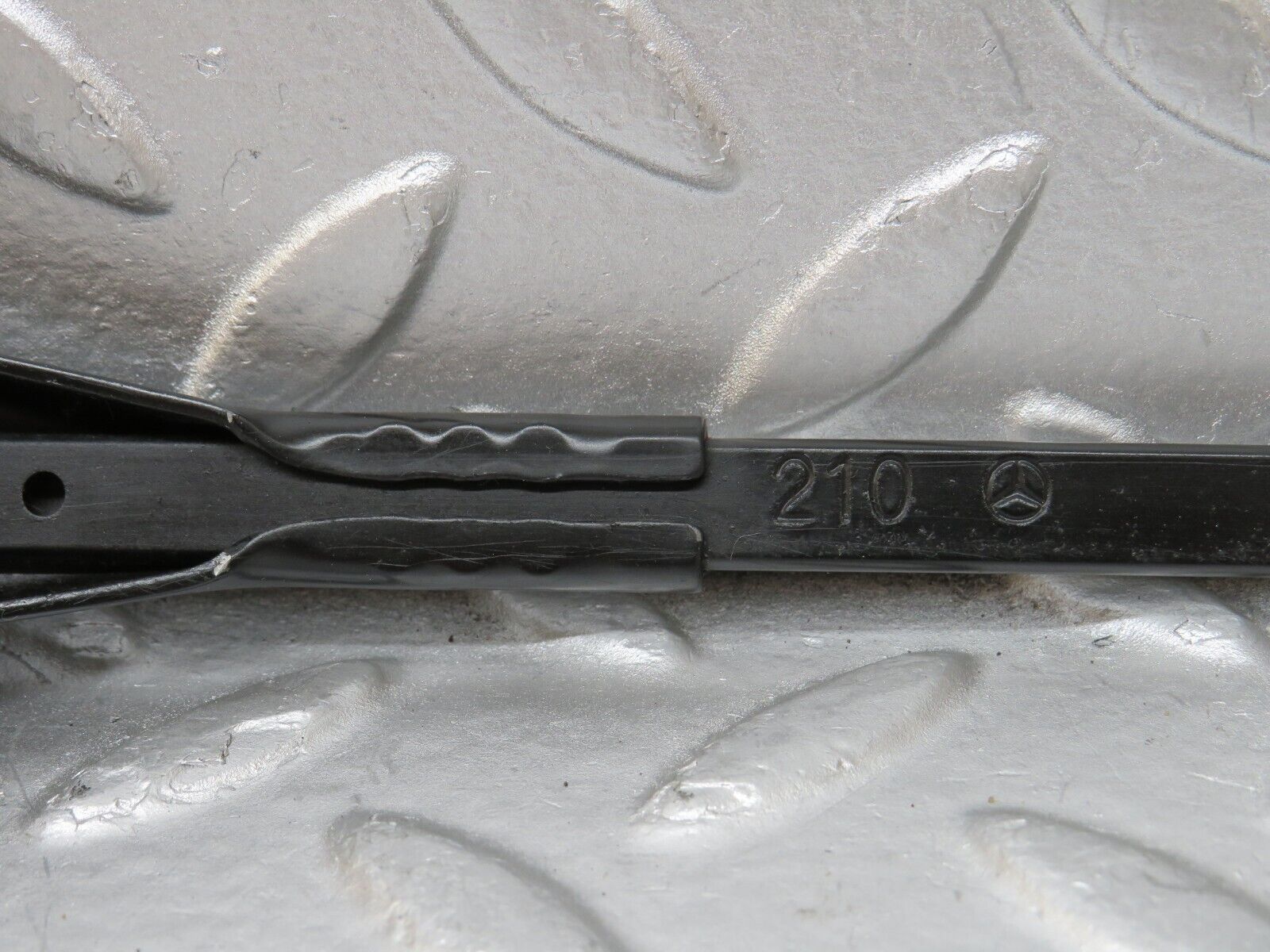 34859 Mercedes-Benz W210 320E Front Windscreen Wiper Arm