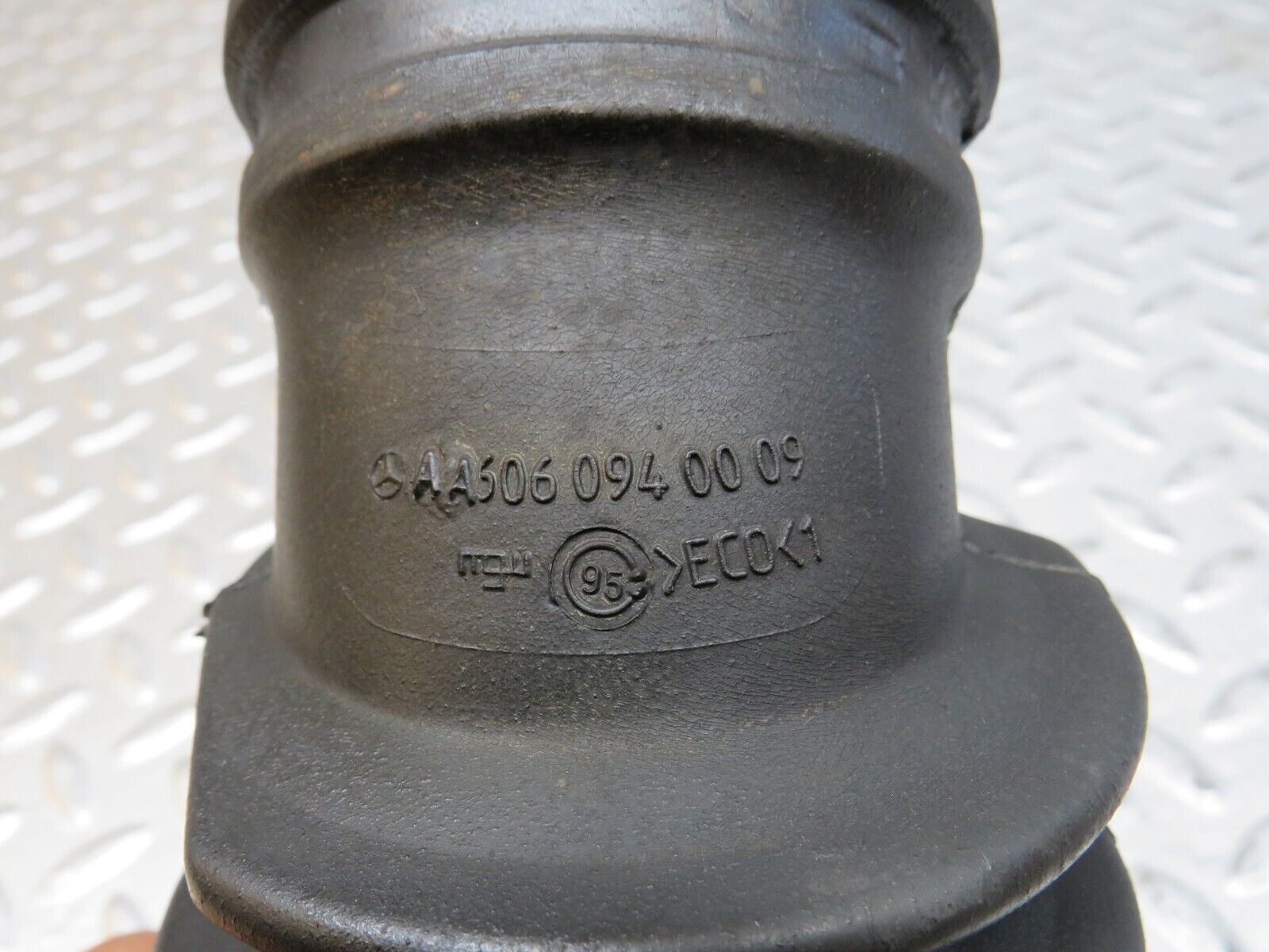 27783 Mercedes-Benz S124 300TE Wagon Air Filter Housing Pipe 6060940009