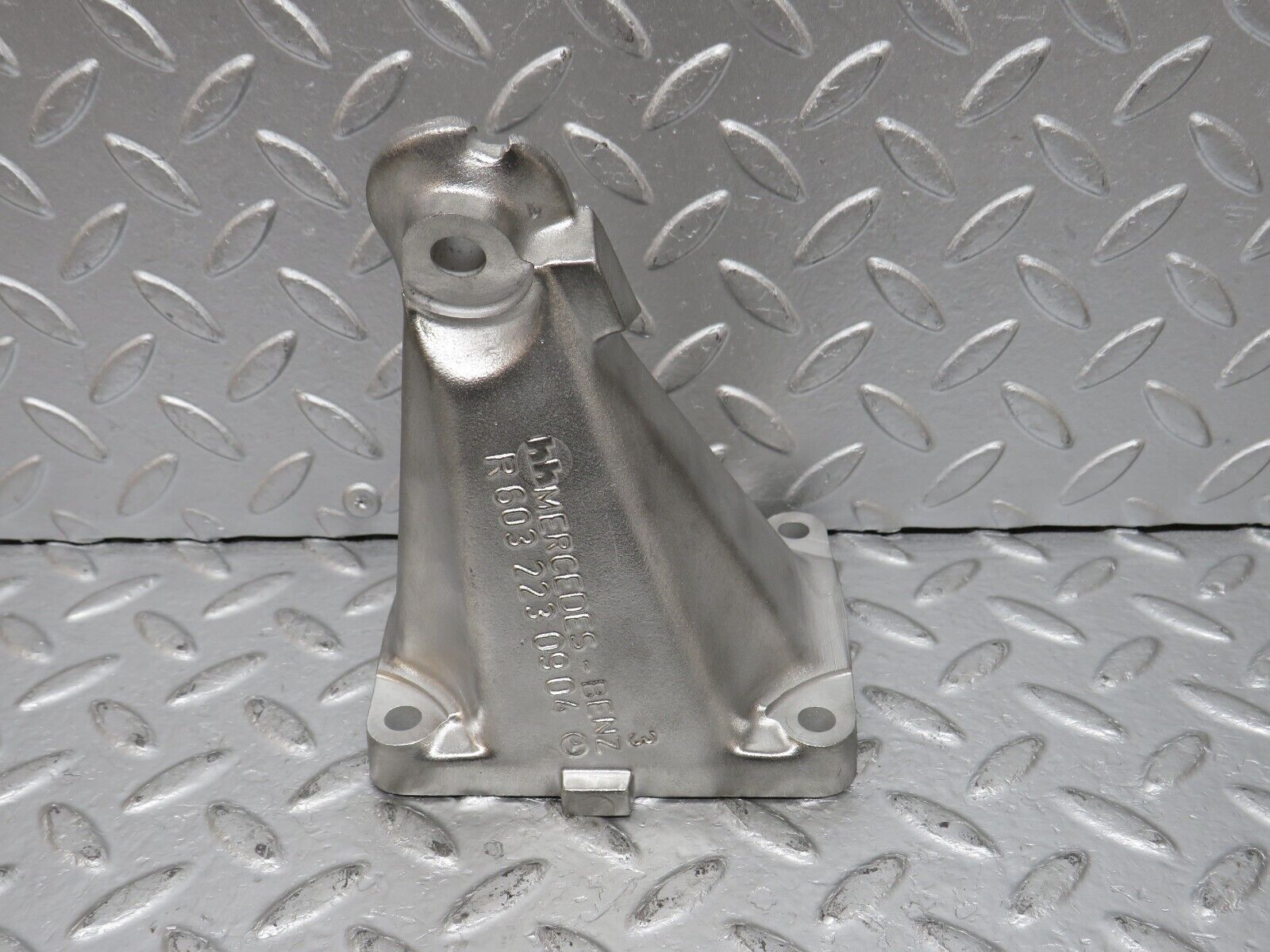 32647 Mercedes-Benz S124 300TE Wagon Engine Mount Bracket Right 6032230904