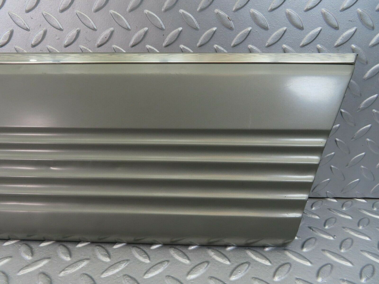 8875 Mercedes-Benz W126 Rear Left Door Moulding 1266900540