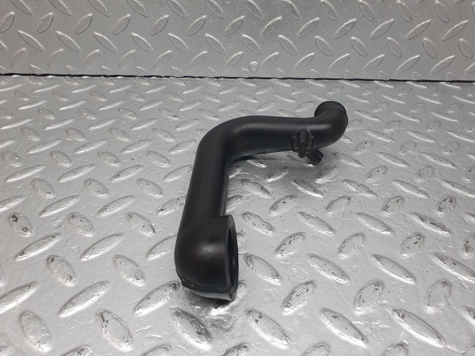 40982 Mercedes-Benz W126 300SE Crank Case Breather Hose 1030941082