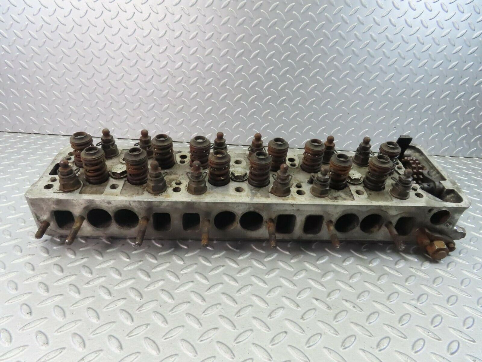 8689 Mercedes-Benz W108 Cylinder Head 1300161201