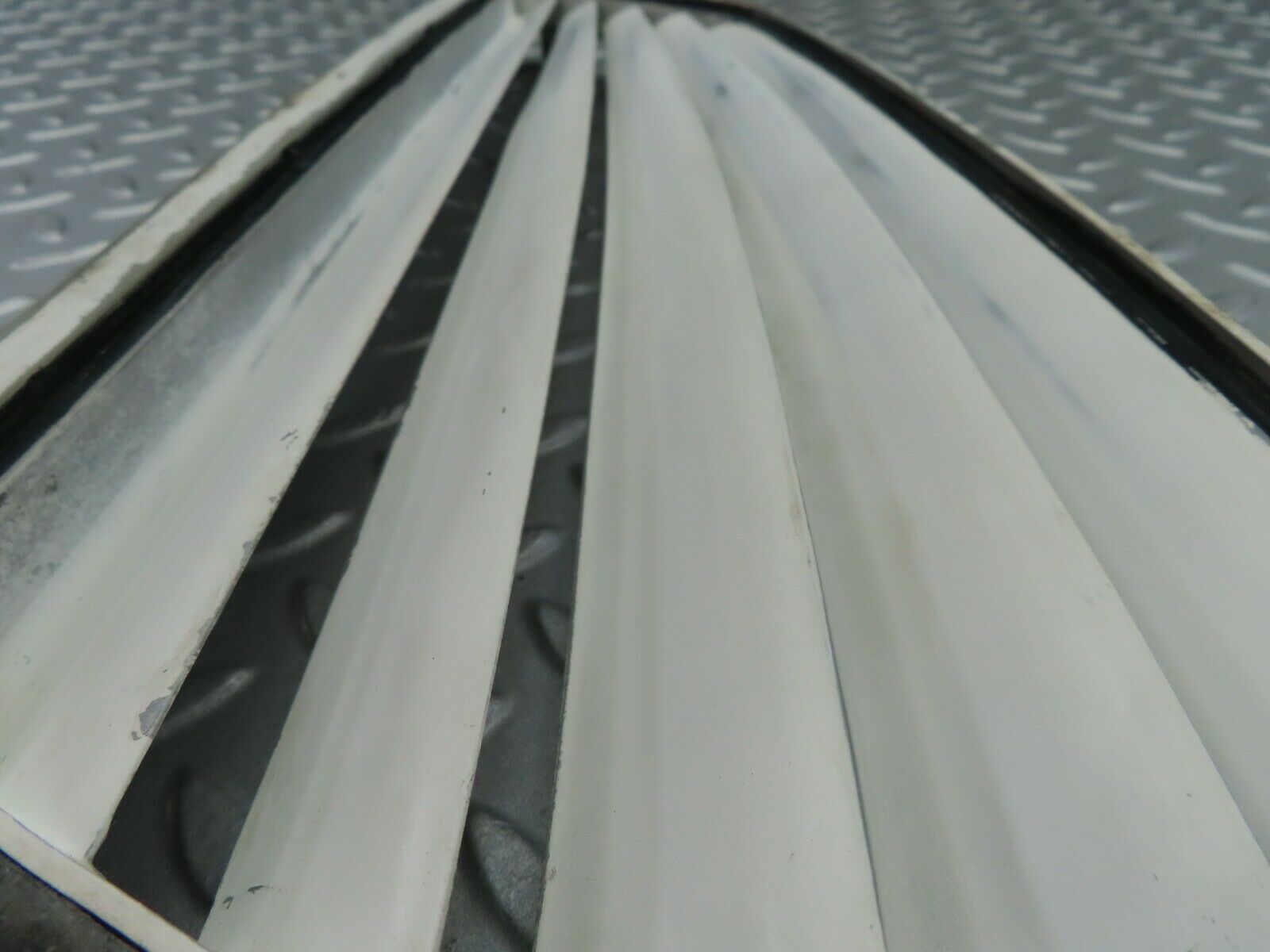 6916 Mercedes-Benz C107 350SLC Coupe Side Window Louvre Rear Left