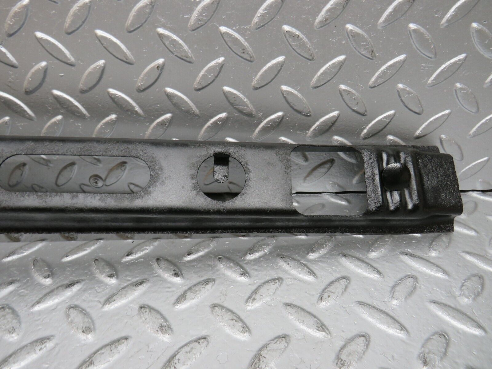 29637 Mercedes-Benz W123 230E Front Bumper Centre Bracket