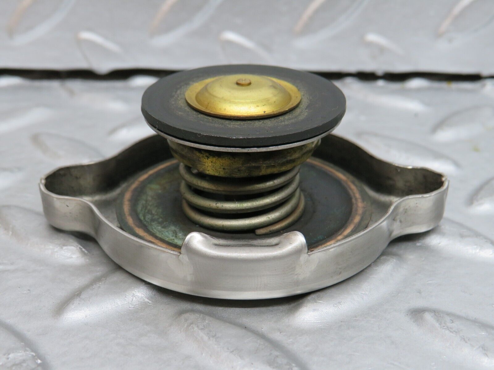 29463 Mercedes-Benz W124 230E Radiator Cap 1235010015