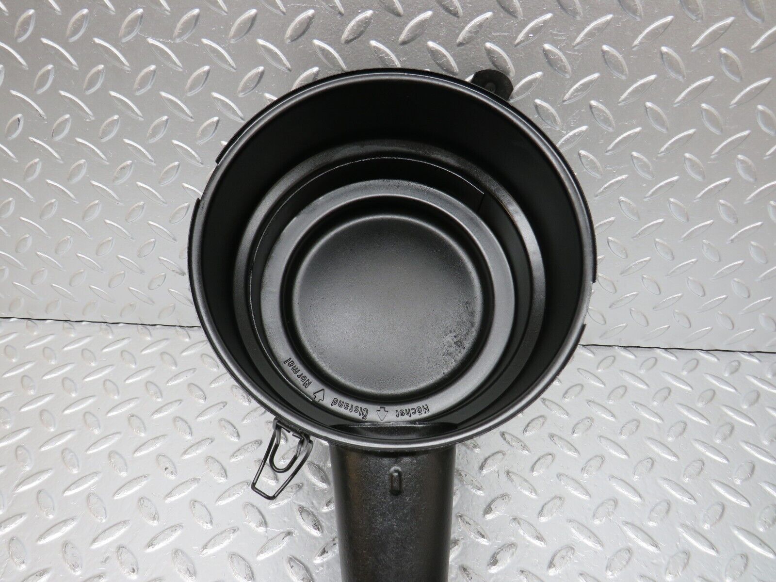 31144 Mercedes-Benz W123 200D Air Filter Box Housing 0100942902