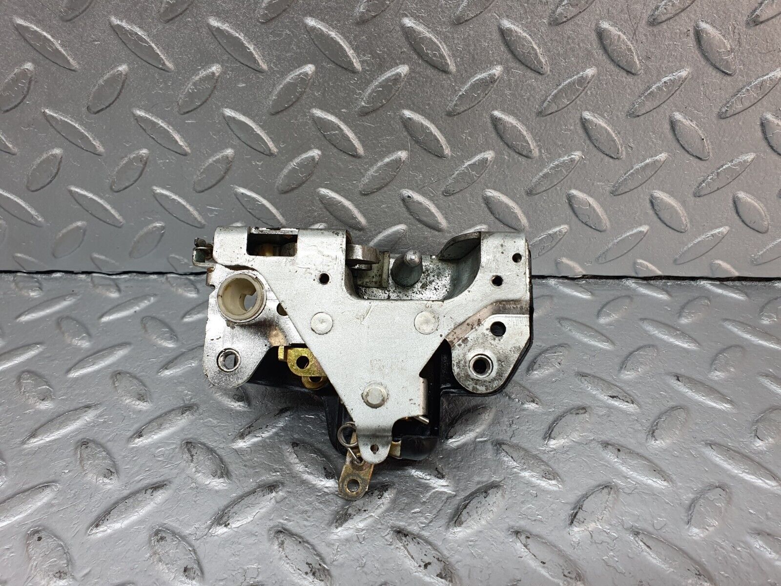 41072 Mercedes-Benz W126 300SE Front Left Door Lock Mechanism 1237230108