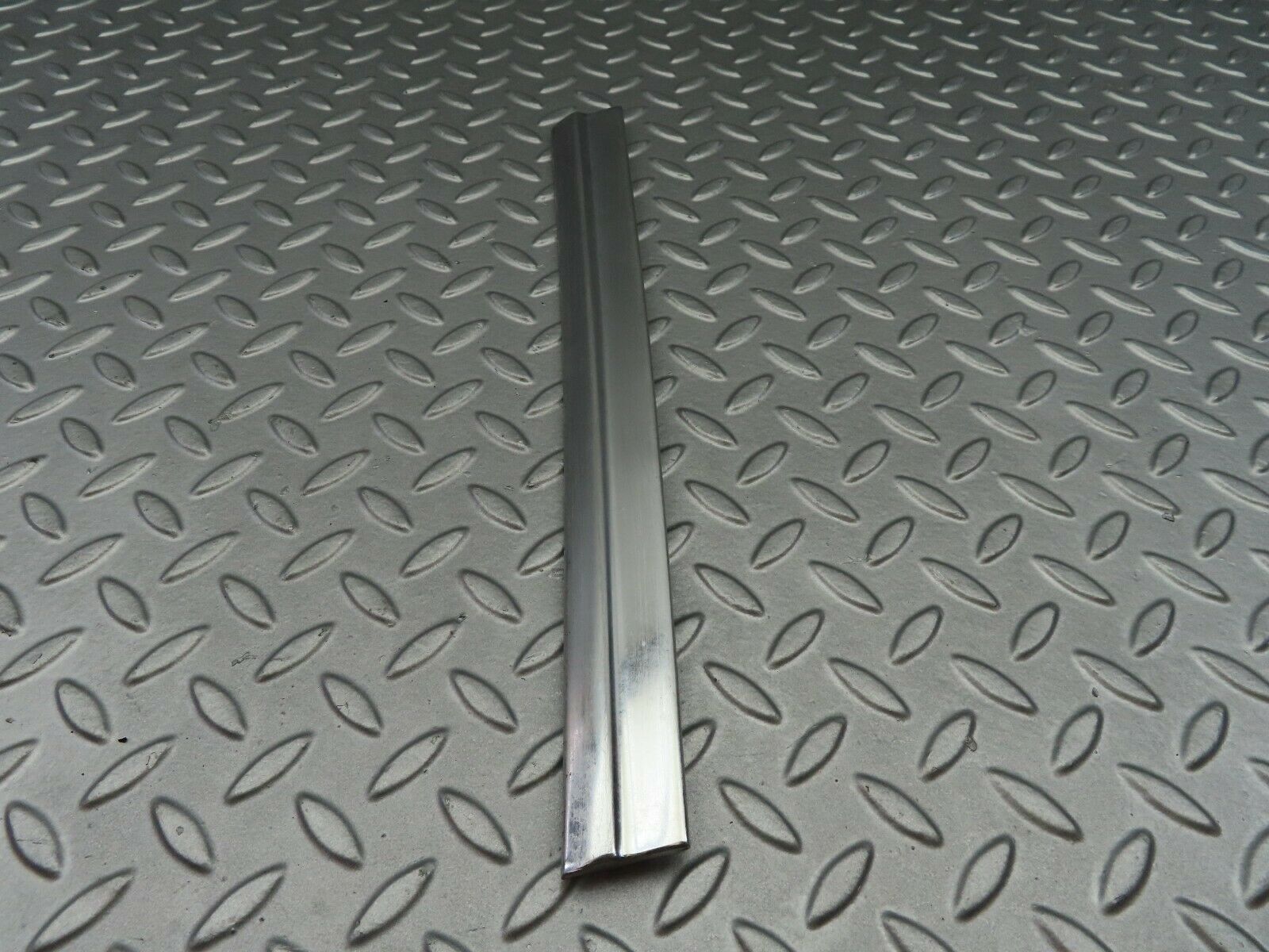 6895 Mercedes-Benz C107 350SLC Coupe Rear Left Window Chrome