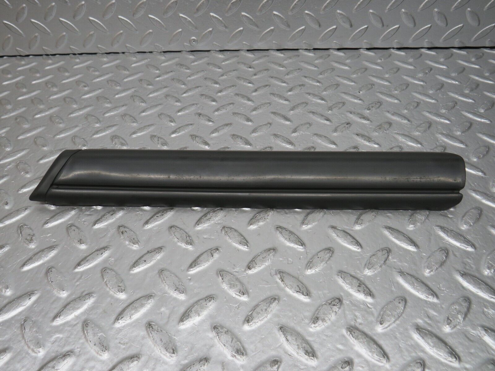 32297 Mercedes-Benz S124 300TE Wagon Front Right Fender Wing Centre Moulding Trim