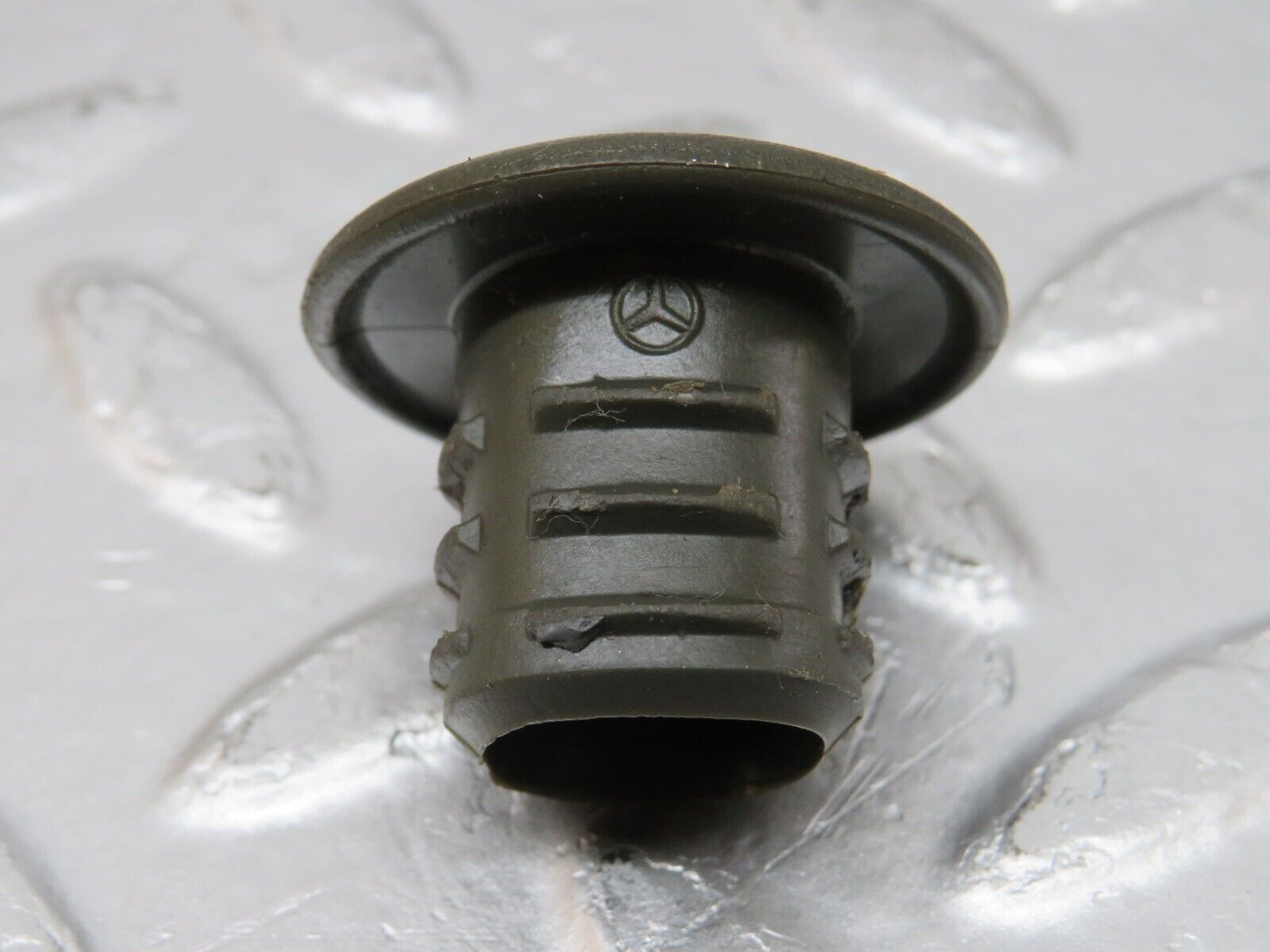 34192 Mercedes-Benz W124 260E Jack Lifting Point Plug 2x 1245830315