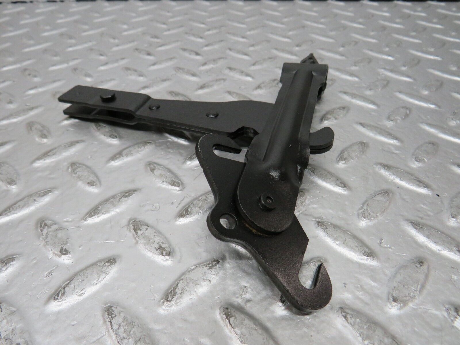 26999 Mercedes-Benz W123 240D Handbrake Regulator