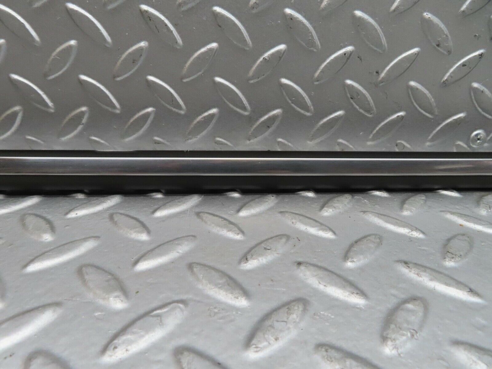 15834 Mercedes-Benz W123 280E Front Left Fender Wing Centre Moulding Trim