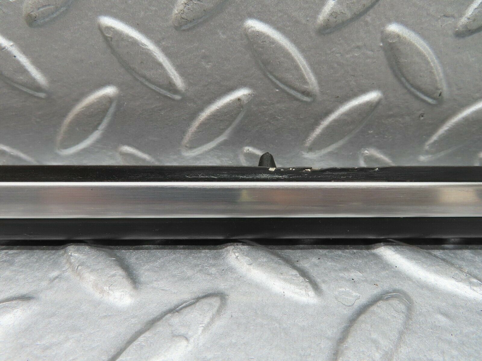 18004 Mercedes-Benz W123 200 Front Right Fender Wing Centre Moulding Trim