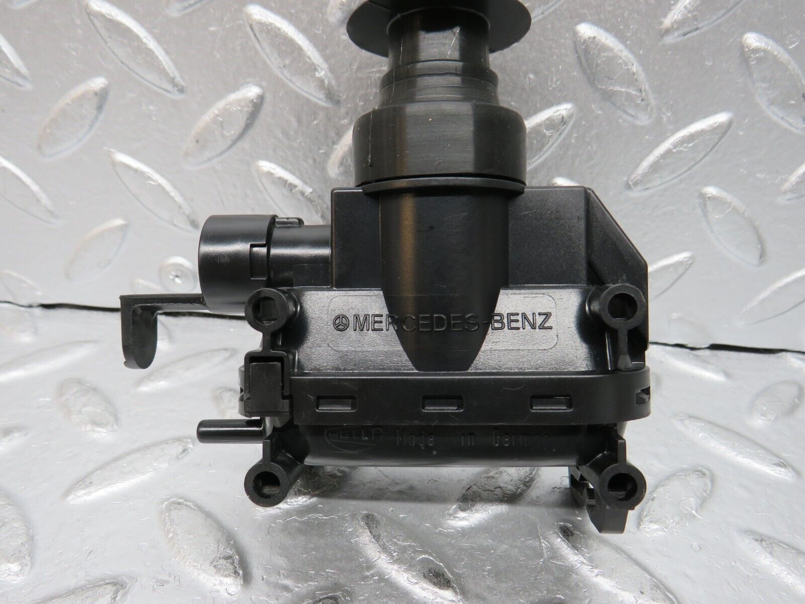 32447 Mercedes-Benz S124 300TE Wagon Door Lock Vacuum Actuator Front Left