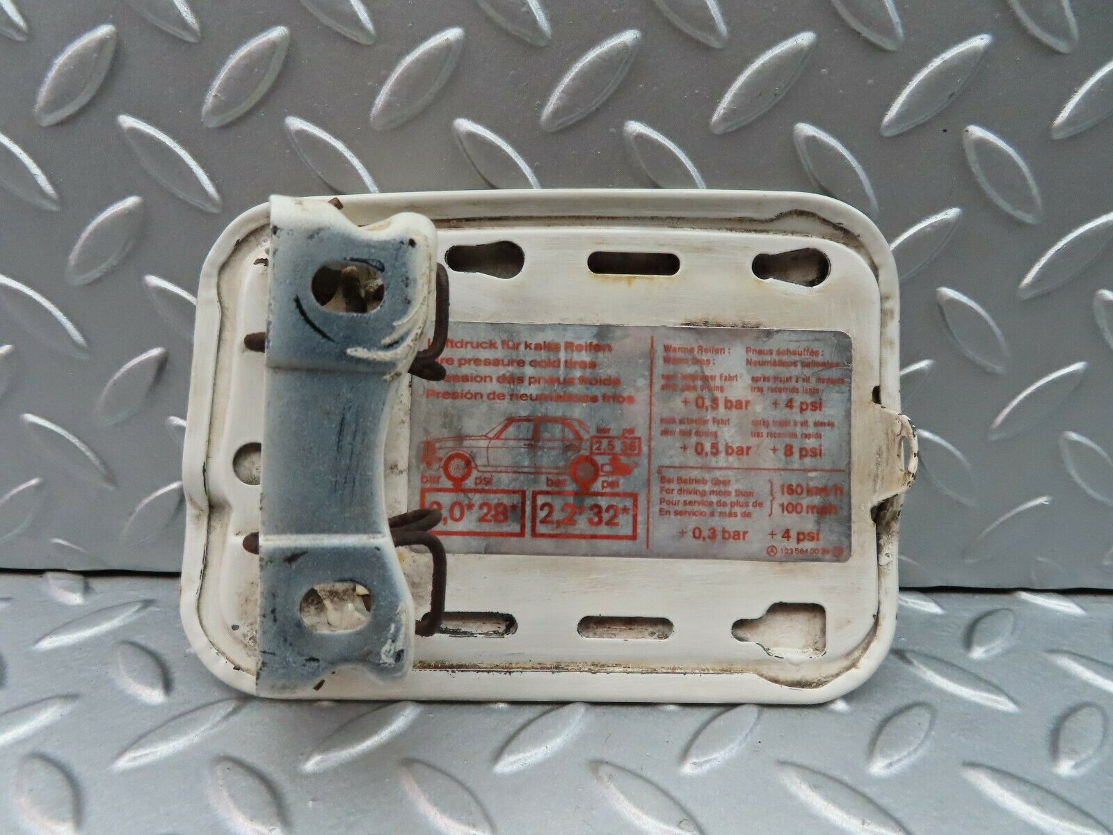 5788 Mercedes-Benz W123 200 Fuel Tank Flap Cap 1237500106