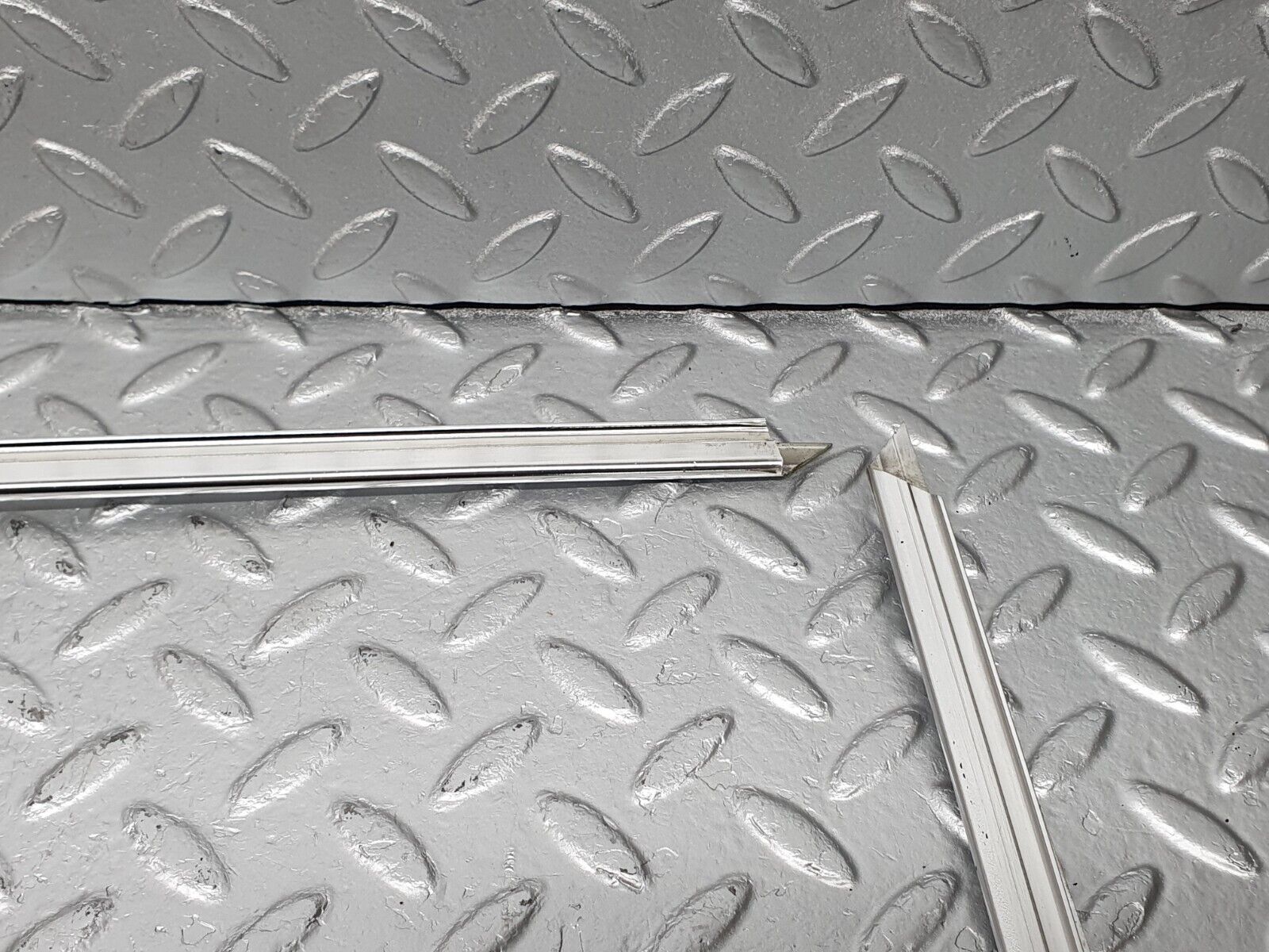 40776 Mercedes-Benz W123 300D Front Right Door Window Chrome Frame