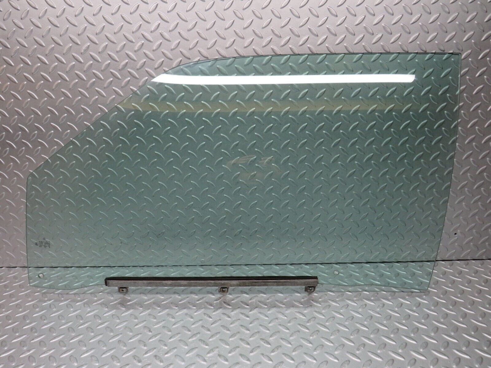 37875 Mercedes-Benz A124 320E Cabriolet Front Left Door Window Glass
