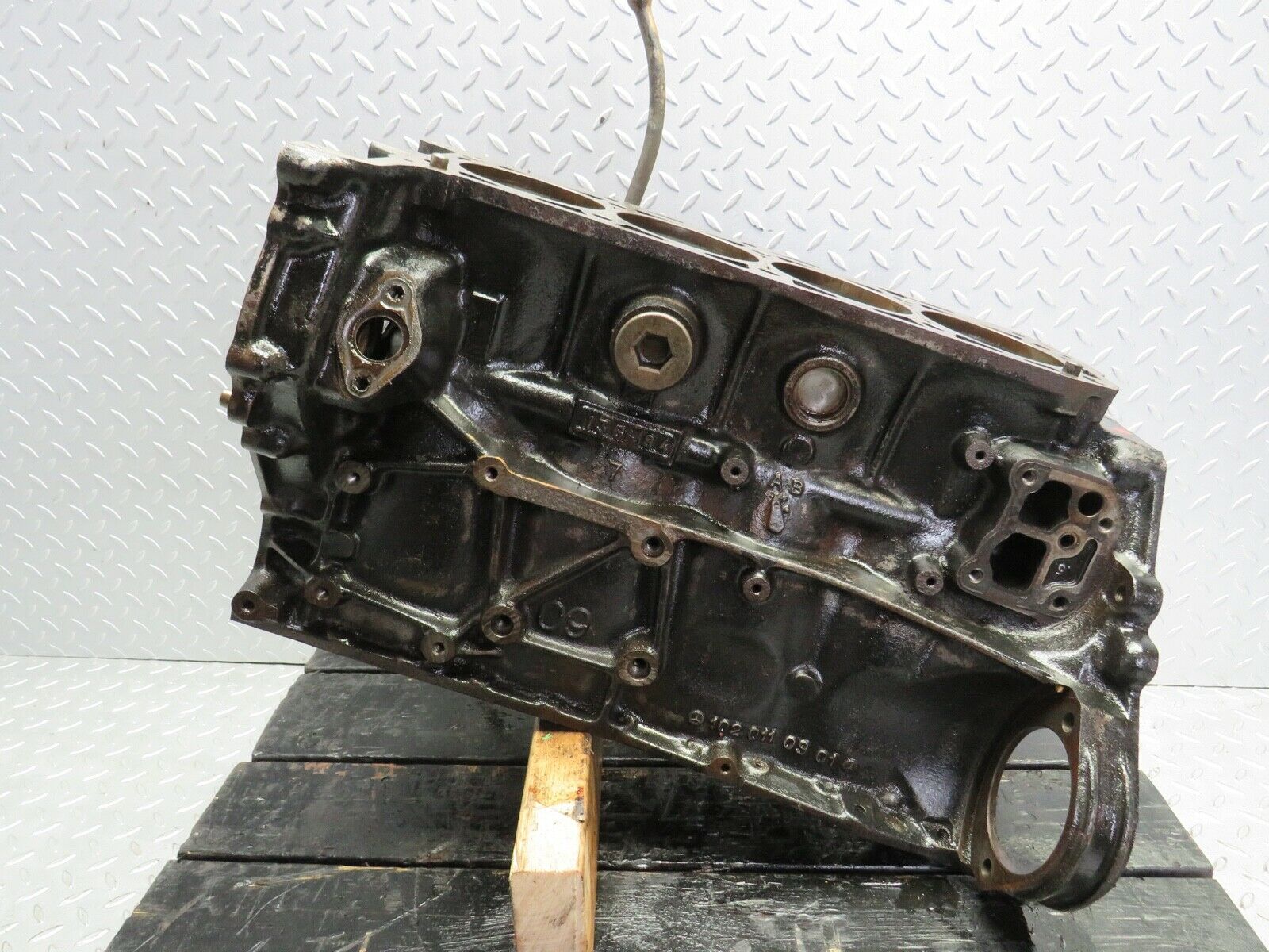 21953 Mercedes-Benz W123 230E Engine Block M102 1020110901 M102.980