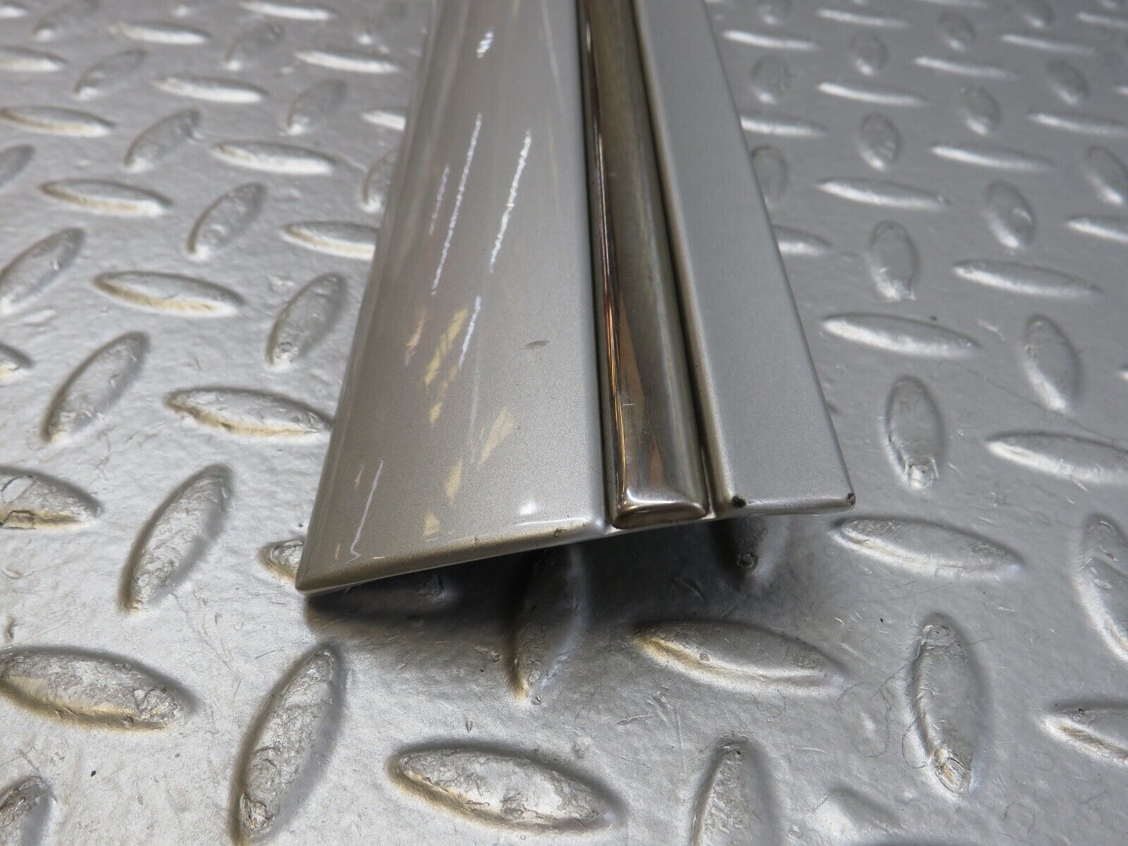 35013 Mercedes-Benz W210 320E Front Left Door Centre Moulding Trim 2106900382