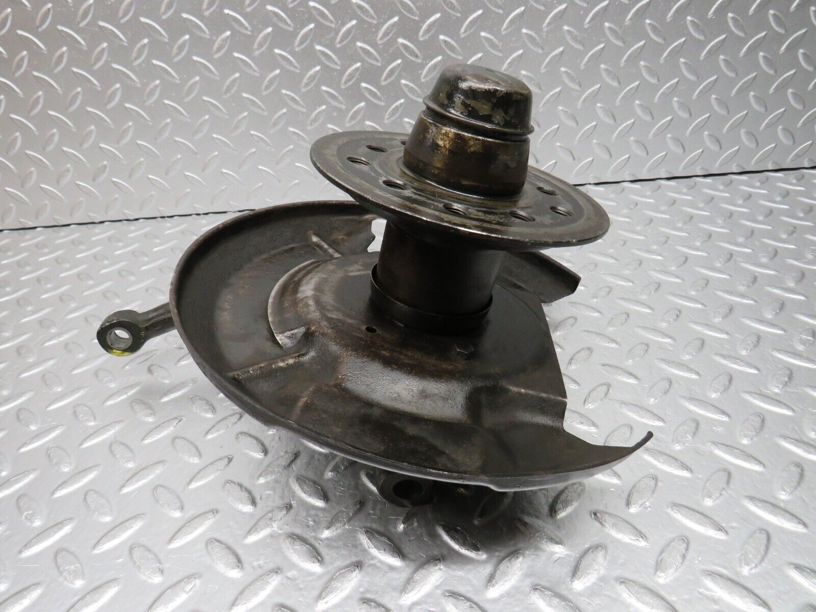 0849 Mercedes-Benz C107 350SLC Coupe Wheel Hub Front Left