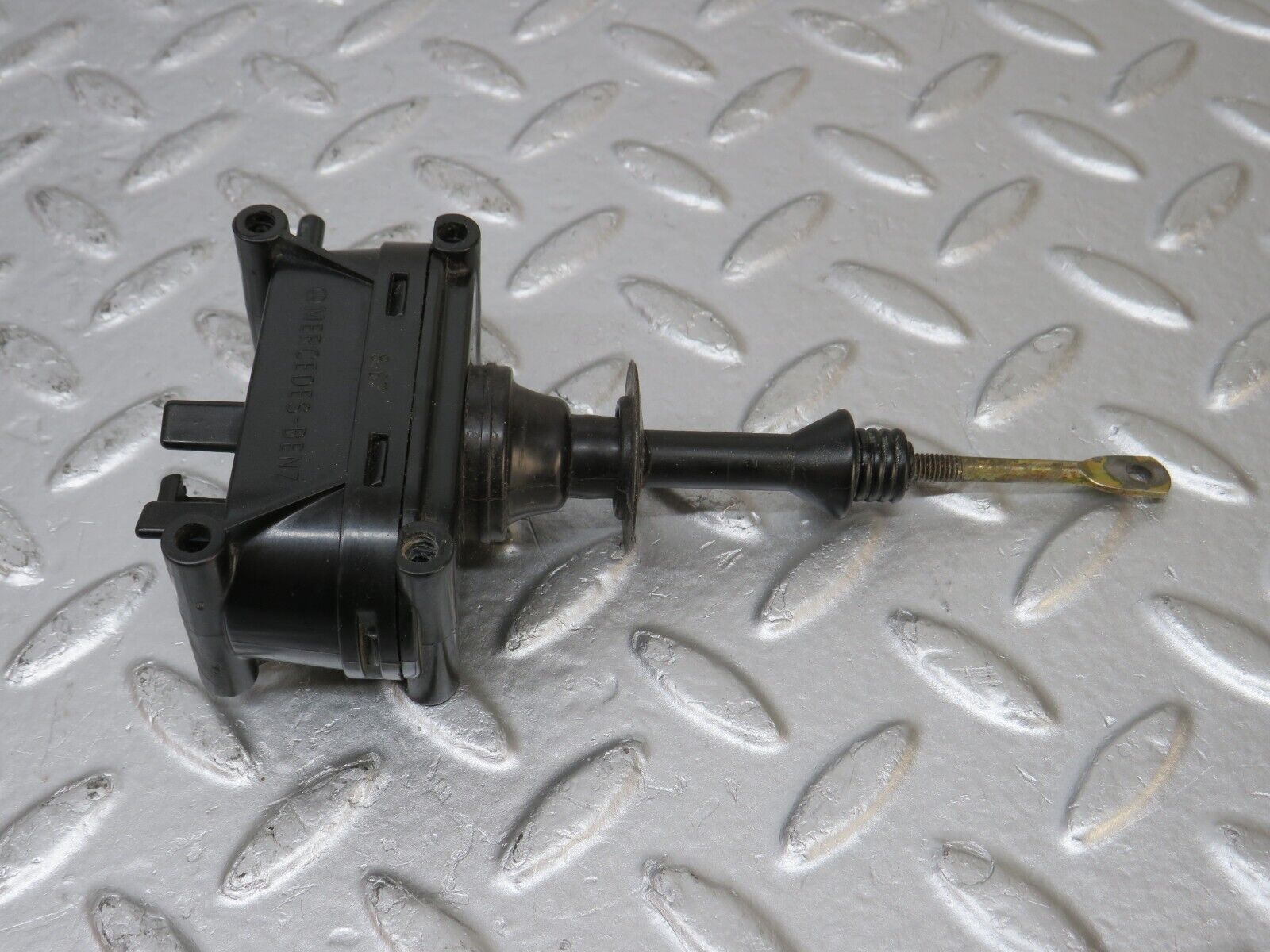 33904 Mercedes-Benz W124 260E Door Lock Vacuum Actuator Rear Right